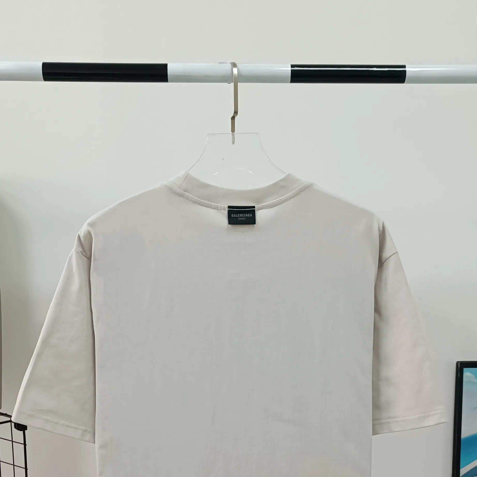 The top tested version of Balenciaga BALENCIAGA's new XXXL letter embroidery, milky white latest style bottoming short-sleeved T-shirt [new ceiling level] - 2023 new version shipped! Feel free to compare top quality products!  -Using imported Tajima 10w needle machine embroidery, high-density embroidery letter wrapping technology, full details and no tails, clear letters without connections‼ ️ - BLCG's latest fashion series, Jay Chou's same upper body, new models are released every year, milk white color is new this year, I didn't hesitate to buy it as soon as I saw it, the upper body is whiter, I love this color so much! The new customized fruit pattern collar label is different from the previous embroidered LOGO collar label, please pay attention to the distinction! -Full set of 1:1 customized accessories + Sydney paper with logo + new version of handbags at the counter + three labels for large products + original hangtag -The webbing on the back collar extends to the shoulders for reinforcement, and the stitches are downturned at the joints. Imported elliptical machine with imported glue technology. Overall printing without teeth. 32s280g double yarn combed cotton fabric, weighing up to 400 grams after washing!  Color: Washed Black Apricot Size: XS-L P:310