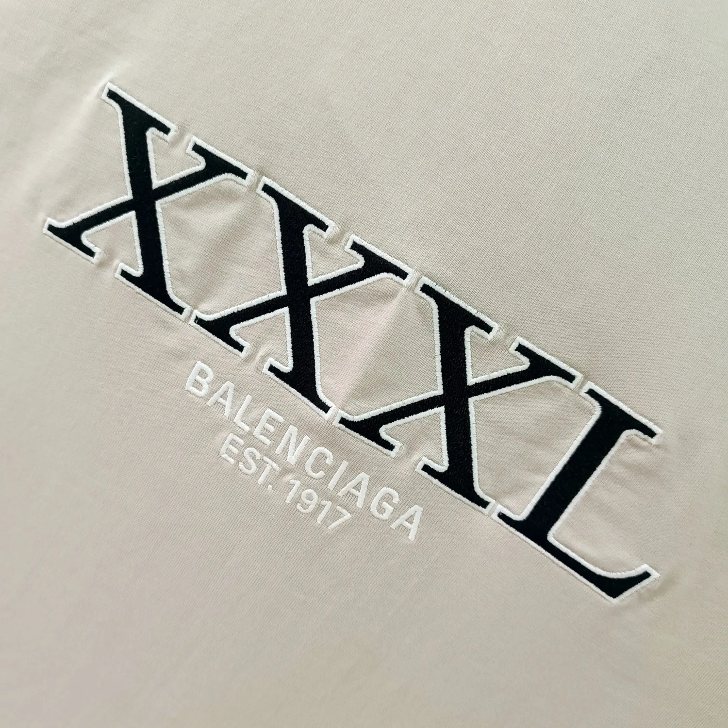The top tested version of Balenciaga BALENCIAGA's new XXXL letter embroidery, milky white latest style bottoming short-sleeved T-shirt [new ceiling level] - 2023 new version shipped! Feel free to compare top quality products!  -Using imported Tajima 10w needle machine embroidery, high-density embroidery letter wrapping technology, full details and no tails, clear letters without connections‼ ️ - BLCG's latest fashion series, Jay Chou's same upper body, new models are released every year, milk white color is new this year, I didn't hesitate to buy it as soon as I saw it, the upper body is whiter, I love this color so much! The new customized fruit pattern collar label is different from the previous embroidered LOGO collar label, please pay attention to the distinction! -Full set of 1:1 customized accessories + Sydney paper with logo + new version of handbags at the counter + three labels for large products + original hangtag -The webbing on the back collar extends to the shoulders for reinforcement, and the stitches are downturned at the joints. Imported elliptical machine with imported glue technology. Overall printing without teeth. 32s280g double yarn combed cotton fabric, weighing up to 400 grams after washing!  Color: Washed Black Apricot Size: XS-L P:310