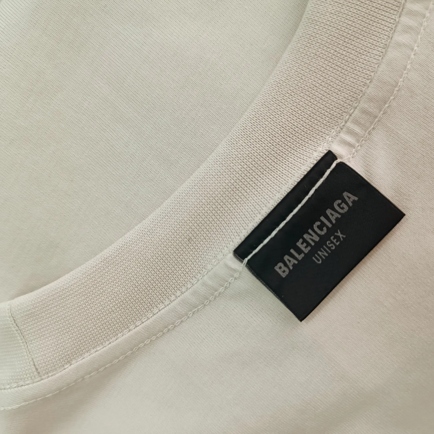 The top tested version of Balenciaga BALENCIAGA's new XXXL letter embroidery, milky white latest style bottoming short-sleeved T-shirt [new ceiling level] - 2023 new version shipped! Feel free to compare top quality products!  -Using imported Tajima 10w needle machine embroidery, high-density embroidery letter wrapping technology, full details and no tails, clear letters without connections‼ ️ - BLCG's latest fashion series, Jay Chou's same upper body, new models are released every year, milk white color is new this year, I didn't hesitate to buy it as soon as I saw it, the upper body is whiter, I love this color so much! The new customized fruit pattern collar label is different from the previous embroidered LOGO collar label, please pay attention to the distinction! -Full set of 1:1 customized accessories + Sydney paper with logo + new version of handbags at the counter + three labels for large products + original hangtag -The webbing on the back collar extends to the shoulders for reinforcement, and the stitches are downturned at the joints. Imported elliptical machine with imported glue technology. Overall printing without teeth. 32s280g double yarn combed cotton fabric, weighing up to 400 grams after washing!  Color: Washed Black Apricot Size: XS-L P:310