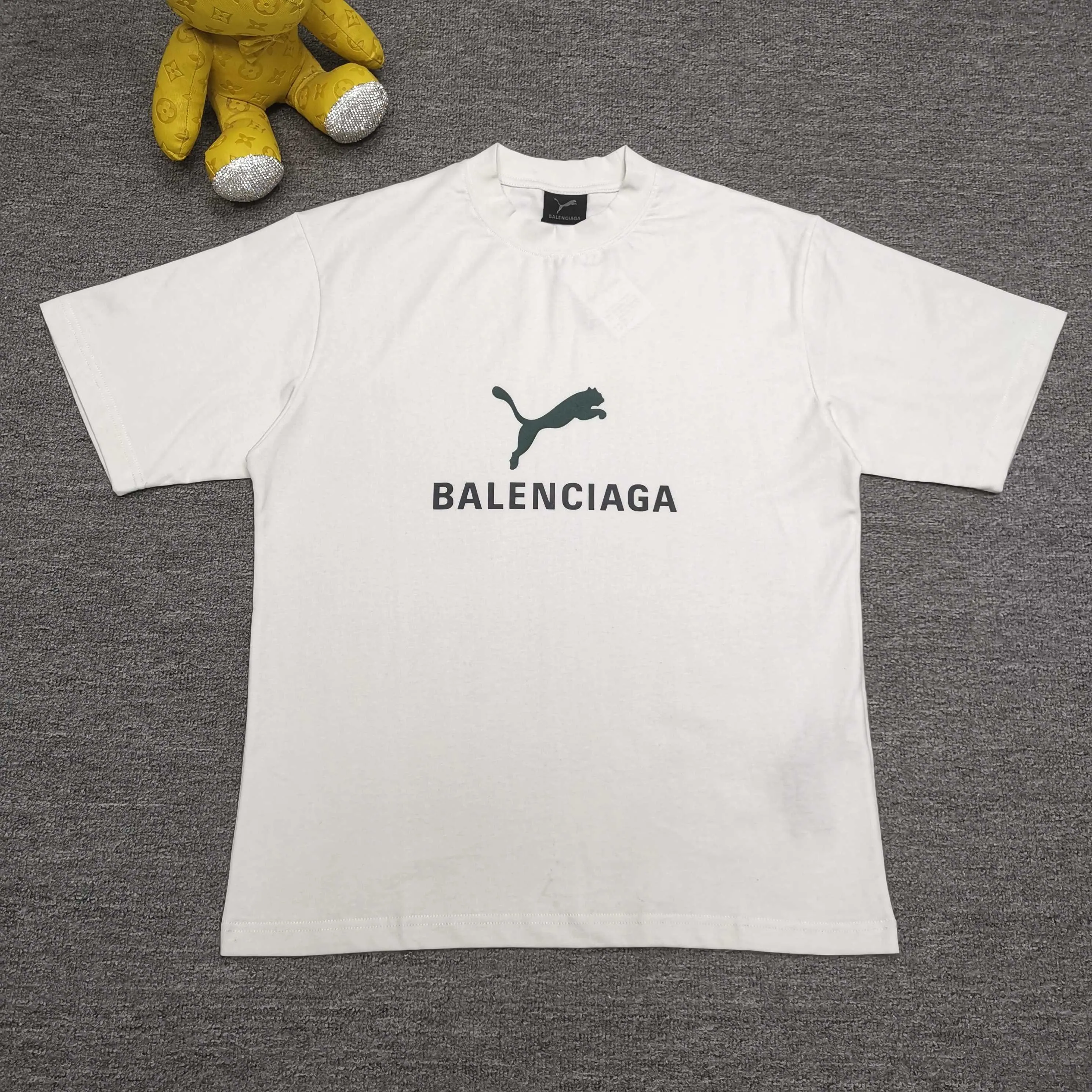 [Top version. Official website quality] BALENCI*GA/26 new model. Paris co-branded puma series front printed washed short-sleeved T-shirt # SS26 latest model. Research and development at the first time, different market currencies. Comparisons welcome. The fabric is made of Paris ZP custom-woven and dyed cotton double yarn. Weighing 260 grams, the cloth surface is clean. The cloth pattern is clear, soft and comfortable. The threads are dyed with no color difference. The printing uses environmentally friendly imported rubber paddles, with clear letters and no burrs. Strong three-dimensional effect. Garment washing water. Jubie market currency. Welcome to compare. The version adopts OS loose shoulder design. Same style for men and women. Color: washed black, red, off-white. Size: XS S M L P260