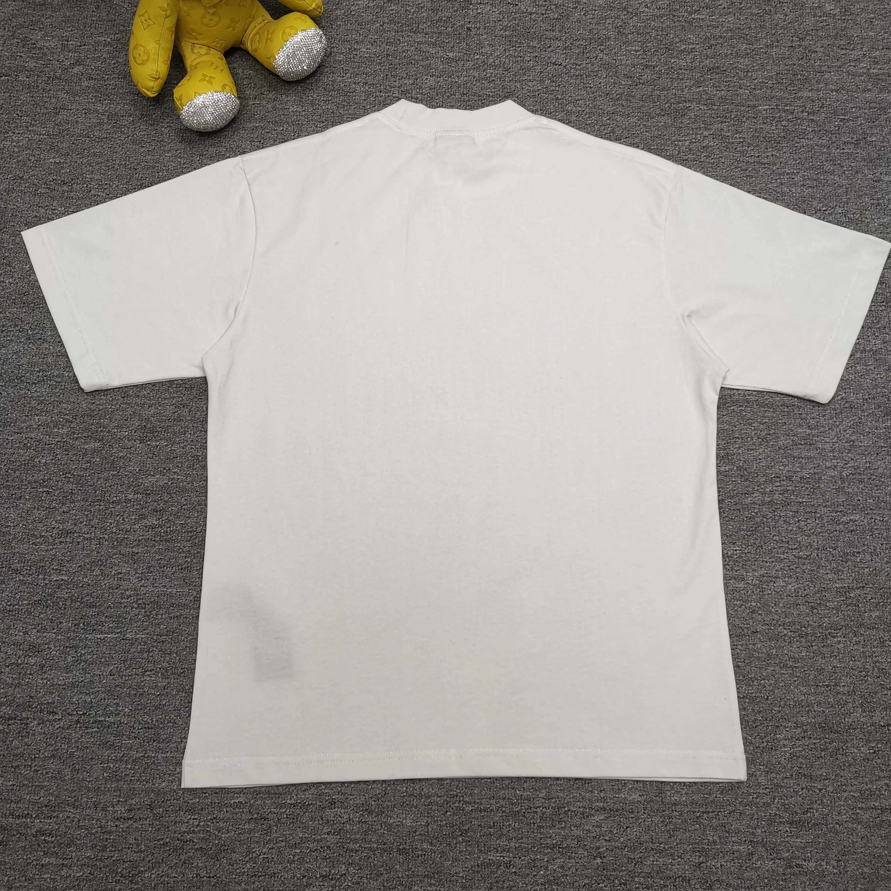 [Top version. Official website quality] BALENCI*GA/26 new model. Paris co-branded puma series front printed washed short-sleeved T-shirt # SS26 latest model. Research and development at the first time, different market currencies. Comparisons welcome. The fabric is made of Paris ZP custom-woven and dyed cotton double yarn. Weighing 260 grams, the cloth surface is clean. The cloth pattern is clear, soft and comfortable. The threads are dyed with no color difference. The printing uses environmentally friendly imported rubber paddles, with clear letters and no burrs. Strong three-dimensional effect. Garment washing water. Jubie market currency. Welcome to compare. The version adopts OS loose shoulder design. Same style for men and women. Color: washed black, red, off-white. Size: XS S M L P260