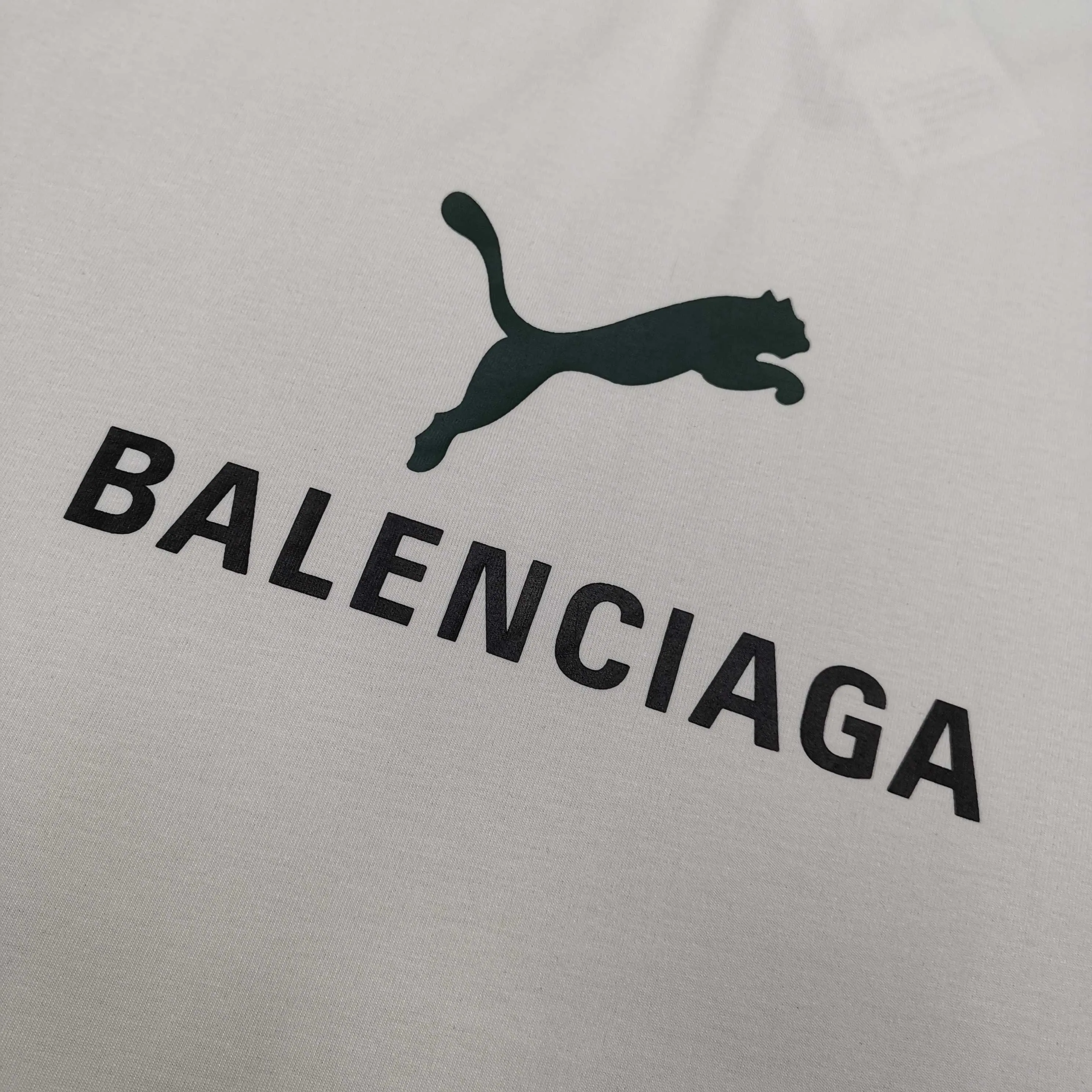 [Top version. Official website quality] BALENCI*GA/26 new model. Paris co-branded puma series front printed washed short-sleeved T-shirt # SS26 latest model. Research and development at the first time, different market currencies. Comparisons welcome. The fabric is made of Paris ZP custom-woven and dyed cotton double yarn. Weighing 260 grams, the cloth surface is clean. The cloth pattern is clear, soft and comfortable. The threads are dyed with no color difference. The printing uses environmentally friendly imported rubber paddles, with clear letters and no burrs. Strong three-dimensional effect. Garment washing water. Jubie market currency. Welcome to compare. The version adopts OS loose shoulder design. Same style for men and women. Color: washed black, red, off-white. Size: XS S M L P260