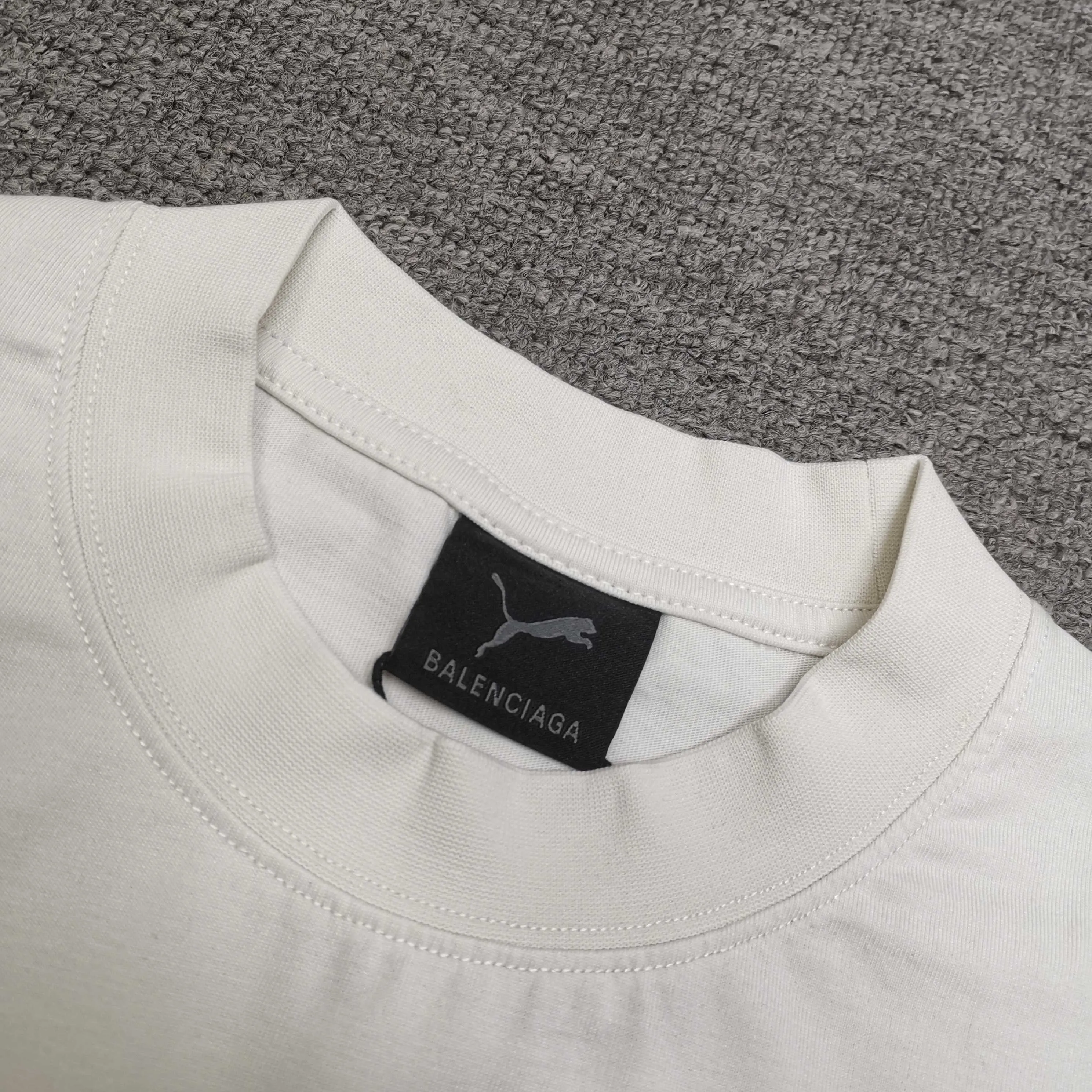 [Top version. Official website quality] BALENCI*GA/26 new model. Paris co-branded puma series front printed washed short-sleeved T-shirt # SS26 latest model. Research and development at the first time, different market currencies. Comparisons welcome. The fabric is made of Paris ZP custom-woven and dyed cotton double yarn. Weighing 260 grams, the cloth surface is clean. The cloth pattern is clear, soft and comfortable. The threads are dyed with no color difference. The printing uses environmentally friendly imported rubber paddles, with clear letters and no burrs. Strong three-dimensional effect. Garment washing water. Jubie market currency. Welcome to compare. The version adopts OS loose shoulder design. Same style for men and women. Color: washed black, red, off-white. Size: XS S M L P260