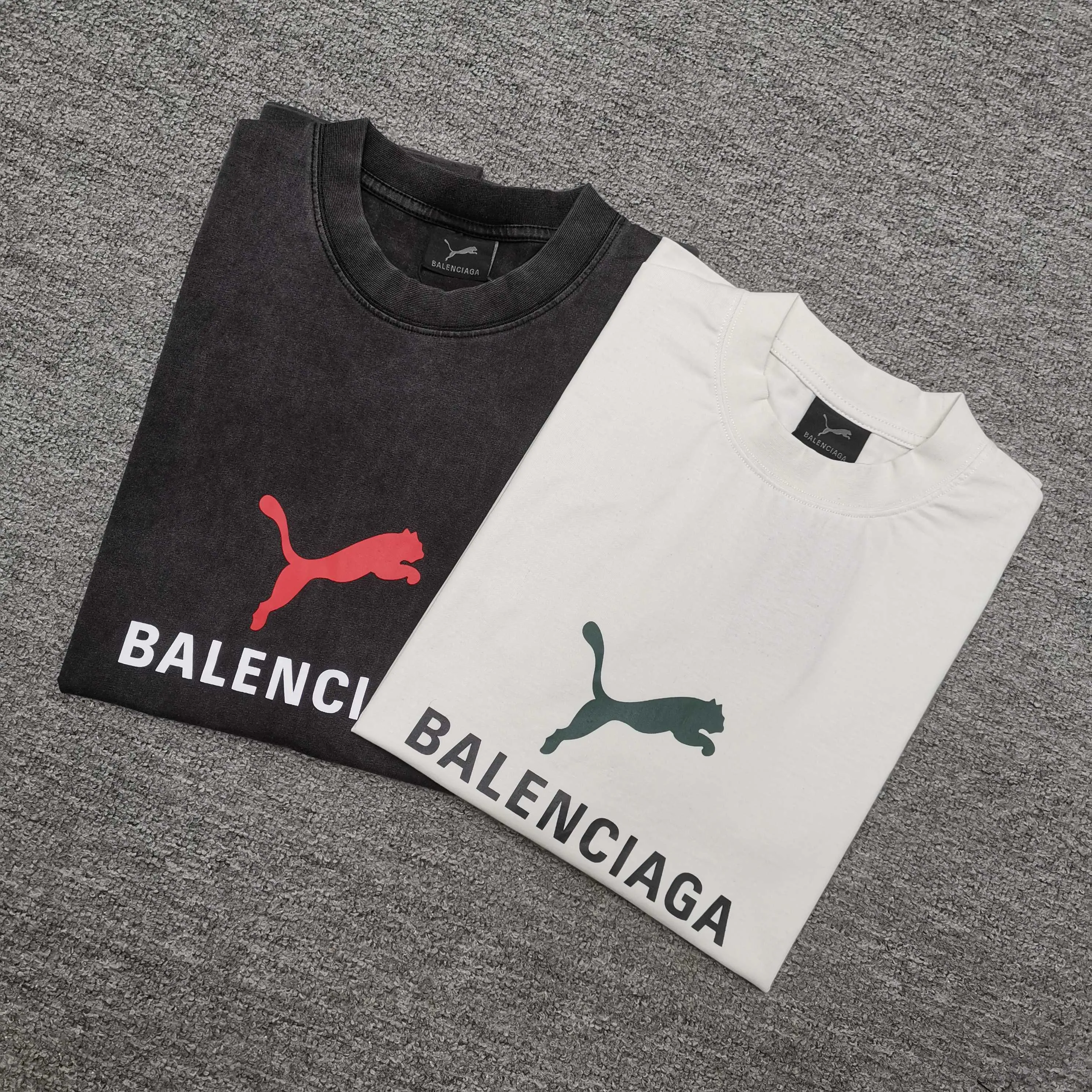 [Top version. Official website quality] BALENCI*GA/26 new model. Paris co-branded puma series front printed washed short-sleeved T-shirt # SS26 latest model. Research and development at the first time, different market currencies. Comparisons welcome. The fabric is made of Paris ZP custom-woven and dyed cotton double yarn. Weighing 260 grams, the cloth surface is clean. The cloth pattern is clear, soft and comfortable. The threads are dyed with no color difference. The printing uses environmentally friendly imported rubber paddles, with clear letters and no burrs. Strong three-dimensional effect. Garment washing water. Jubie market currency. Welcome to compare. The version adopts OS loose shoulder design. Same style for men and women. Color: washed black, red, off-white. Size: XS S M L P260