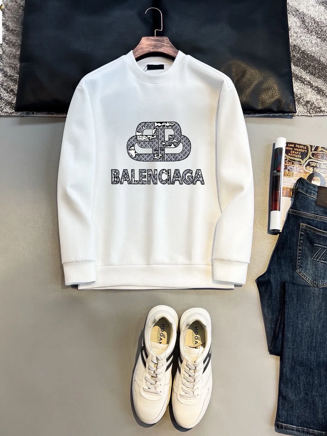 🅿️220 brand [BALENCIAGA] (good news for fat people) 2025ss autumn latest long-sleeved round-neck sweatshirt, available simultaneously on the official website. Refreshing and breathable. Made of top Tencel Roman. Comfortable and soft. 3D stereoscopic clarity. Super fashion sense. Great gift for your own use. Size: M-5XL (can be worn up to 220 pounds)