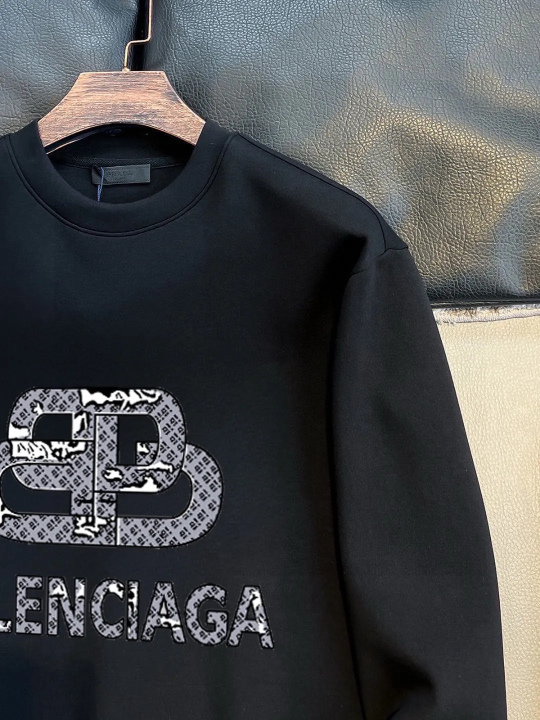 🅿️220 brand [BALENCIAGA] (good news for fat people) 2025ss autumn latest long-sleeved round-neck sweatshirt, available simultaneously on the official website. Refreshing and breathable. Made of top Tencel Roman. Comfortable and soft. 3D stereoscopic clarity. Super fashion sense. Great gift for your own use. Size: M-5XL (can be worn up to 220 pounds)
