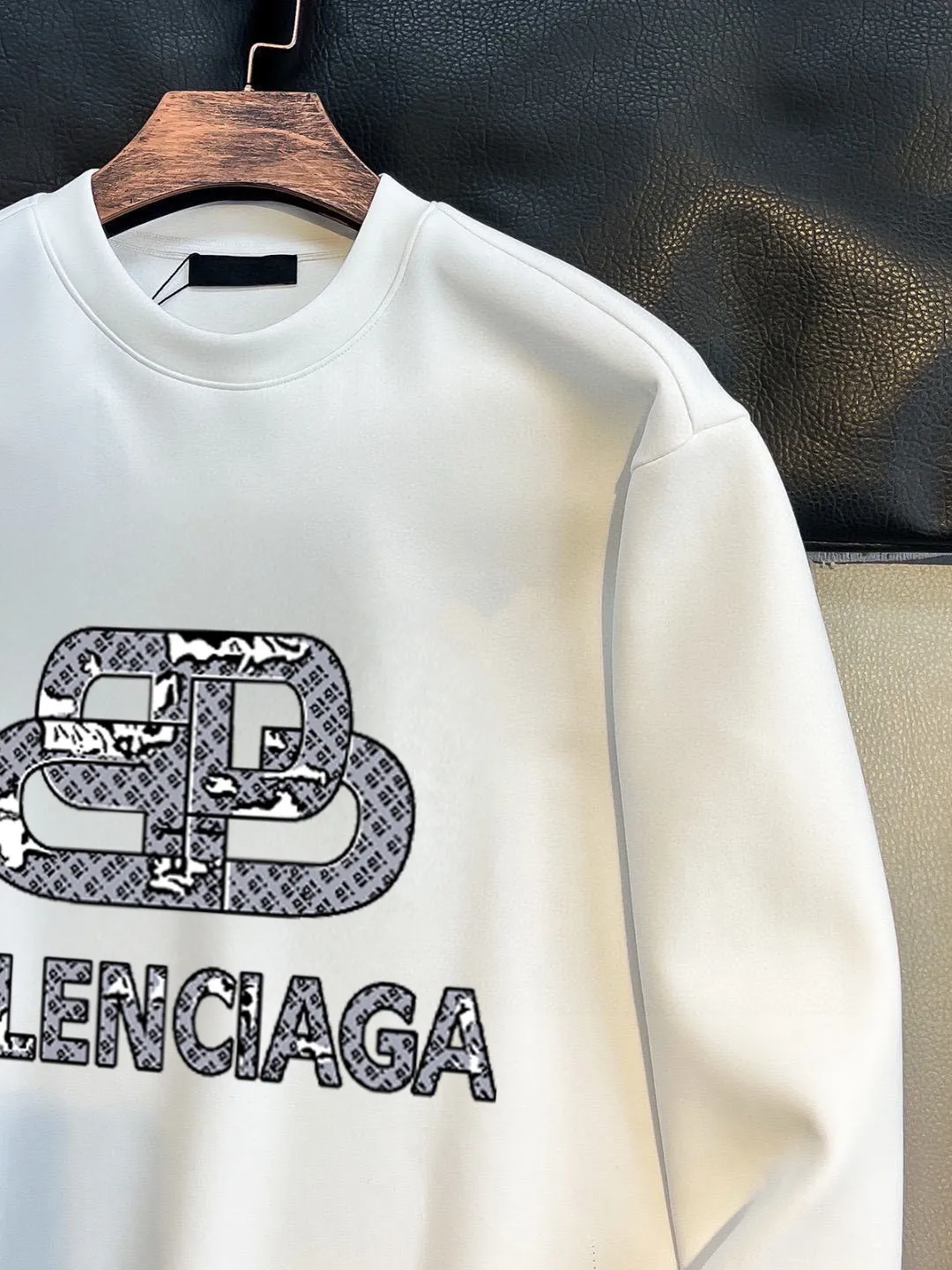 🅿️220 brand [BALENCIAGA] (good news for fat people) 2025ss autumn latest long-sleeved round-neck sweatshirt, available simultaneously on the official website. Refreshing and breathable. Made of top Tencel Roman. Comfortable and soft. 3D stereoscopic clarity. Super fashion sense. Great gift for your own use. Size: M-5XL (can be worn up to 220 pounds)