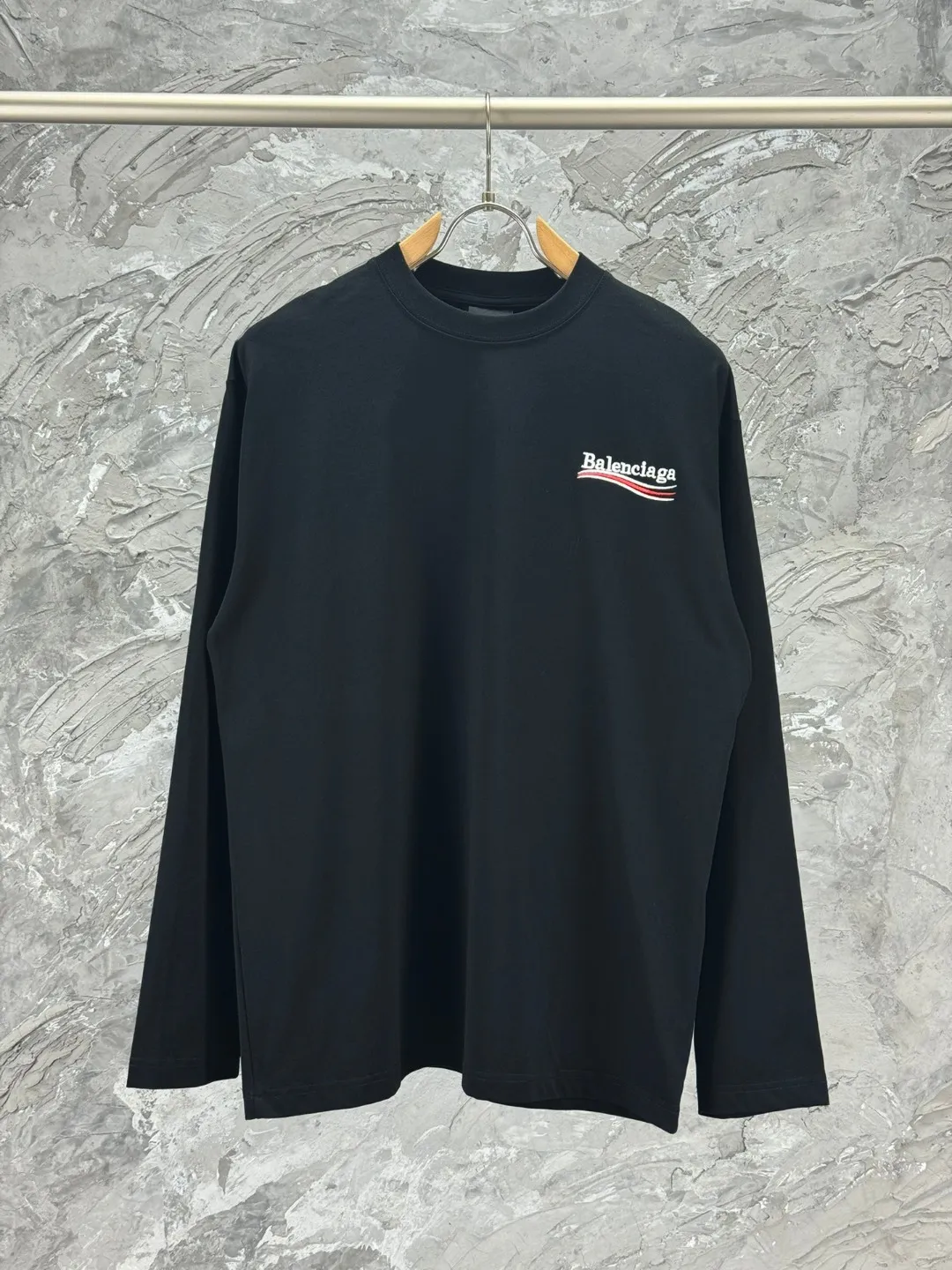 🅿️240 BALENCI*GA Paris classic cola style long sleeves. The fabric is made of Paris custom-woven and dyed double yarn pure cotton fabric. The weight is 280g. The thread is custom-woven and dyed without color difference. The front and back panels are embroidered with imported Tajima machines. Two high-temperature setting washes. os dropped shoulders and loose version. Same style for men and women -Color: black ivory -SIZE: XS S M L Style No. 8613#