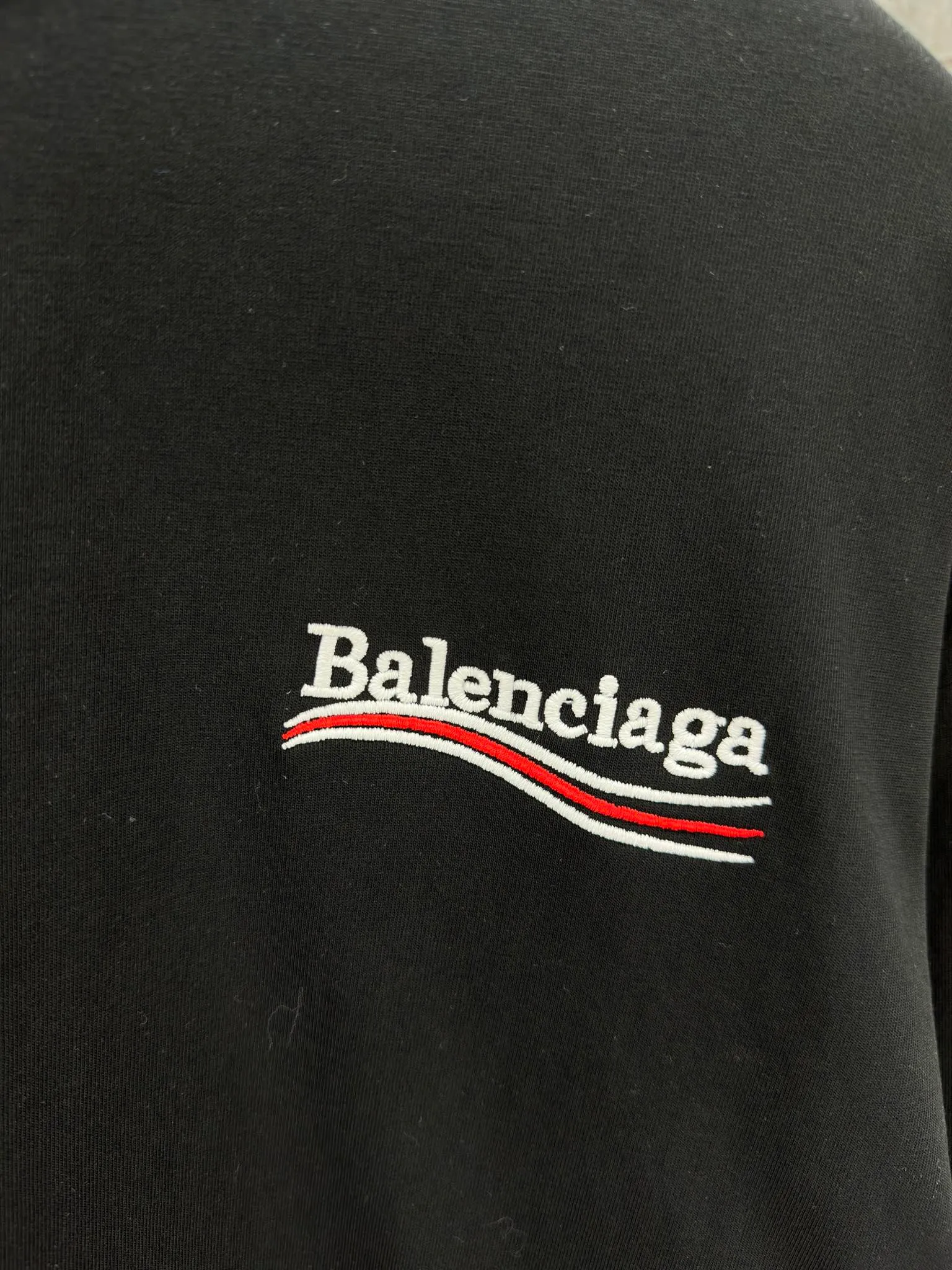 🅿️240 BALENCI*GA Paris classic cola style long sleeves. The fabric is made of Paris custom-woven and dyed double yarn pure cotton fabric. The weight is 280g. The thread is custom-woven and dyed without color difference. The front and back panels are embroidered with imported Tajima machines. Two high-temperature setting washes. os dropped shoulders and loose version. Same style for men and women -Color: black ivory -SIZE: XS S M L Style No. 8613#