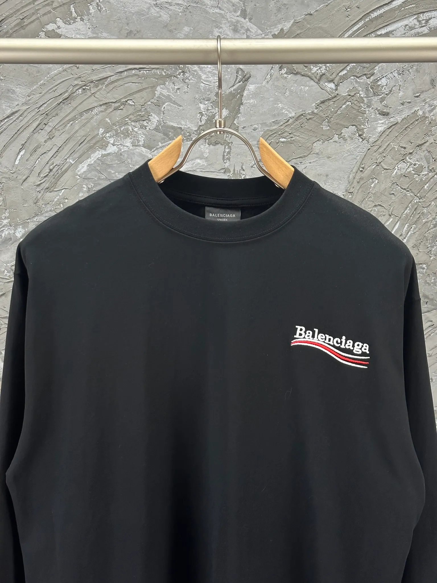 🅿️240 BALENCI*GA Paris classic cola style long sleeves. The fabric is made of Paris custom-woven and dyed double yarn pure cotton fabric. The weight is 280g. The thread is custom-woven and dyed without color difference. The front and back panels are embroidered with imported Tajima machines. Two high-temperature setting washes. os dropped shoulders and loose version. Same style for men and women -Color: black ivory -SIZE: XS S M L Style No. 8613#