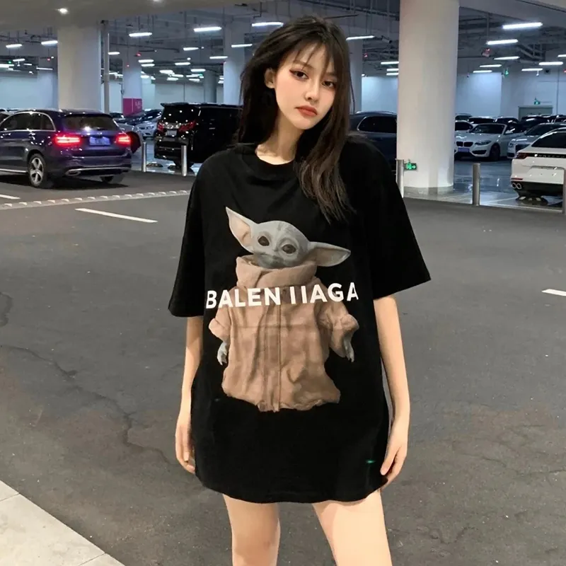 ♻️💯Upper body reference model picture❤️Top tested version BALENCIAGA Balenciaga Mandalorian Baby Yoda pure cotton loose and breathable short-sleeved T-shirt for male and female couples Grogu, a character in the "Star Wars" series of film and television series, appeared in the American TV series "The Mandalorian". Grogu and Yoda are of the same race. Although he is still in the toddler stage, he is born with powerful force. This model is really explosive. The front piece is printed with Kornit digital direct printing. The color painting has an even transition of shades and a strong image. 3D restores the real texture of characters! The fabric is made of 32S 260g imported knitted combed cotton. The fabric is very silky, loose and breathable, and the sweat absorption effect is very good! Color: black and white Size: XS-L P:260
