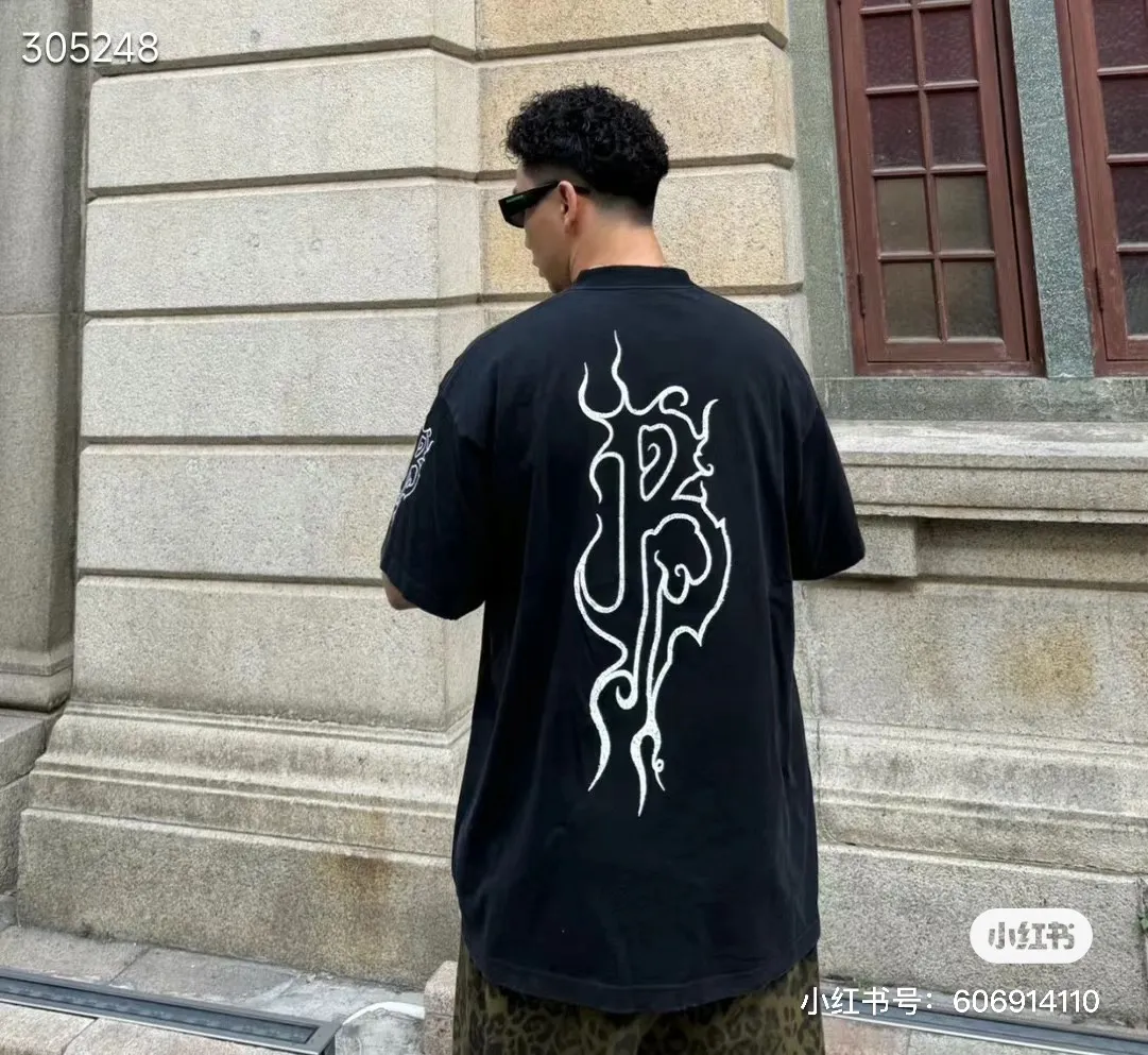 🎀Hot model pictures🎀[New arrival] Top version BALENCIAGA Paris new flame B letter LOGO destruction printed short-sleeved T-shirt The front and rear platens are hand-printed, precision mesh is used to make the stencil, imported environmentally friendly slurry is scraped, and the letters are clearly restored. The spacing between letters is all the same as the original version. The font size is consistent with the original version. The comparison code number ratio is increased and enlarged. The letters are strictly aligned to highly restore the spacing ratio and three-dimensional sense. The printing has no burrs. Basically, the color difference is minimized to be infinitely close. The printing has transparent bottom lines and no burrs. The yarn is made of Made of 18SJC and imported oil-proof treated thread, there will be no oil stains. The car is imported from Silver Sword with a knife, which does not eat the cloth or leave any cloth. The sewing machine needle uses a No. 9 round-head needle, which does not puncture or break the fibers of the fabric. The density of the thread is 3CM/14 needles, which is tight and not loose or sparse. The double-layer stitching of the back collar is firm and tight. The double chain of the shoulder is routed. The hem is tightened tightly. The fabric is full of drape and consistent with the pattern. The fabric is made of 280g double-ply double-yarn plain cotton fabric, which has full drape and smooth hand feel. Complete color matching from dyeing to craftsmanship, customized accessories with three standards. The front and rear left and right cuffs are made of imported Kornit direct-injection color-printing technology. The os dropped shoulders are loose and the same style for men and women! ! Size: XS-L Color: Black Yellow P:280