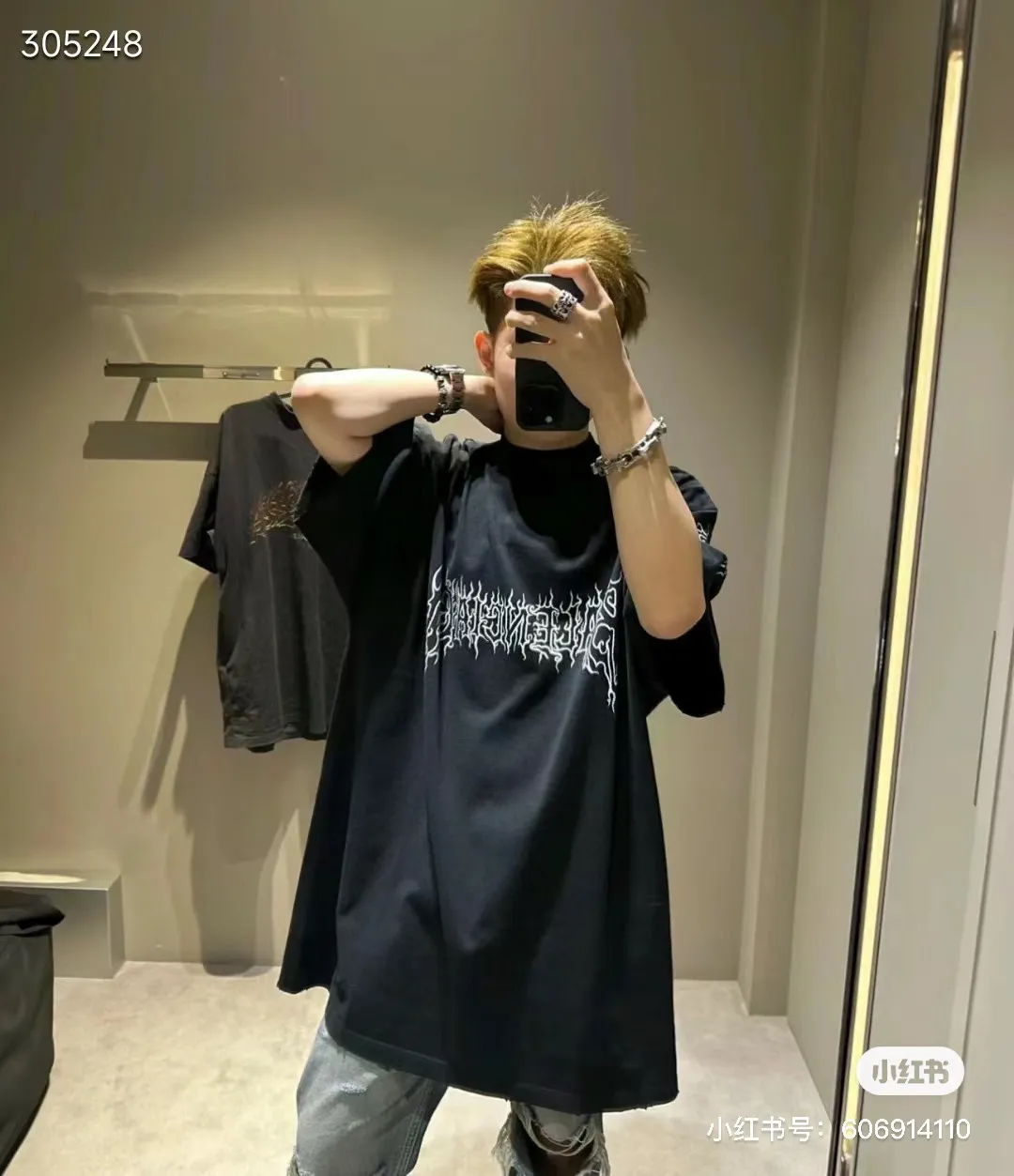 🎀Hot model pictures🎀[New arrival] Top version BALENCIAGA Paris new flame B letter LOGO destruction printed short-sleeved T-shirt The front and rear platens are hand-printed, precision mesh is used to make the stencil, imported environmentally friendly slurry is scraped, and the letters are clearly restored. The spacing between letters is all the same as the original version. The font size is consistent with the original version. The comparison code number ratio is increased and enlarged. The letters are strictly aligned to highly restore the spacing ratio and three-dimensional sense. The printing has no burrs. Basically, the color difference is minimized to be infinitely close. The printing has transparent bottom lines and no burrs. The yarn is made of Made of 18SJC and imported oil-proof treated thread, there will be no oil stains. The car is imported from Silver Sword with a knife, which does not eat the cloth or leave any cloth. The sewing machine needle uses a No. 9 round-head needle, which does not puncture or break the fibers of the fabric. The density of the thread is 3CM/14 needles, which is tight and not loose or sparse. The double-layer stitching of the back collar is firm and tight. The double chain of the shoulder is routed. The hem is tightened tightly. The fabric is full of drape and consistent with the pattern. The fabric is made of 280g double-ply double-yarn plain cotton fabric, which has full drape and smooth hand feel. Complete color matching from dyeing to craftsmanship, customized accessories with three standards. The front and rear left and right cuffs are made of imported Kornit direct-injection color-printing technology. The os dropped shoulders are loose and the same style for men and women! ! Size: XS-L Color: Black Yellow P:280