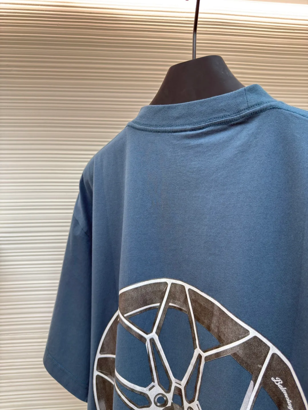 Balenciaga Balenciaga 25ss joint Lamborghini ●Authentic product: 5989 purchase and development ●Item number: 1680442-A20 ●Fabric: plain knit ●Technology: spiral neckline ●Version: loose version ●Weight: about 265 grams ●Size: XS-S-M-L ●Description: Balenciaga Soft to the touch, the printing adopts direct-injection pattern and letters are clear. The overall wiring is straight and delicate, the fabric is comfortable and soft, the color is consistent and there is no color difference, it can be matched with the same style to create a fashionable look, and can be used in various occasions, customized accessories, complete with three standards, the same style for men and women!
