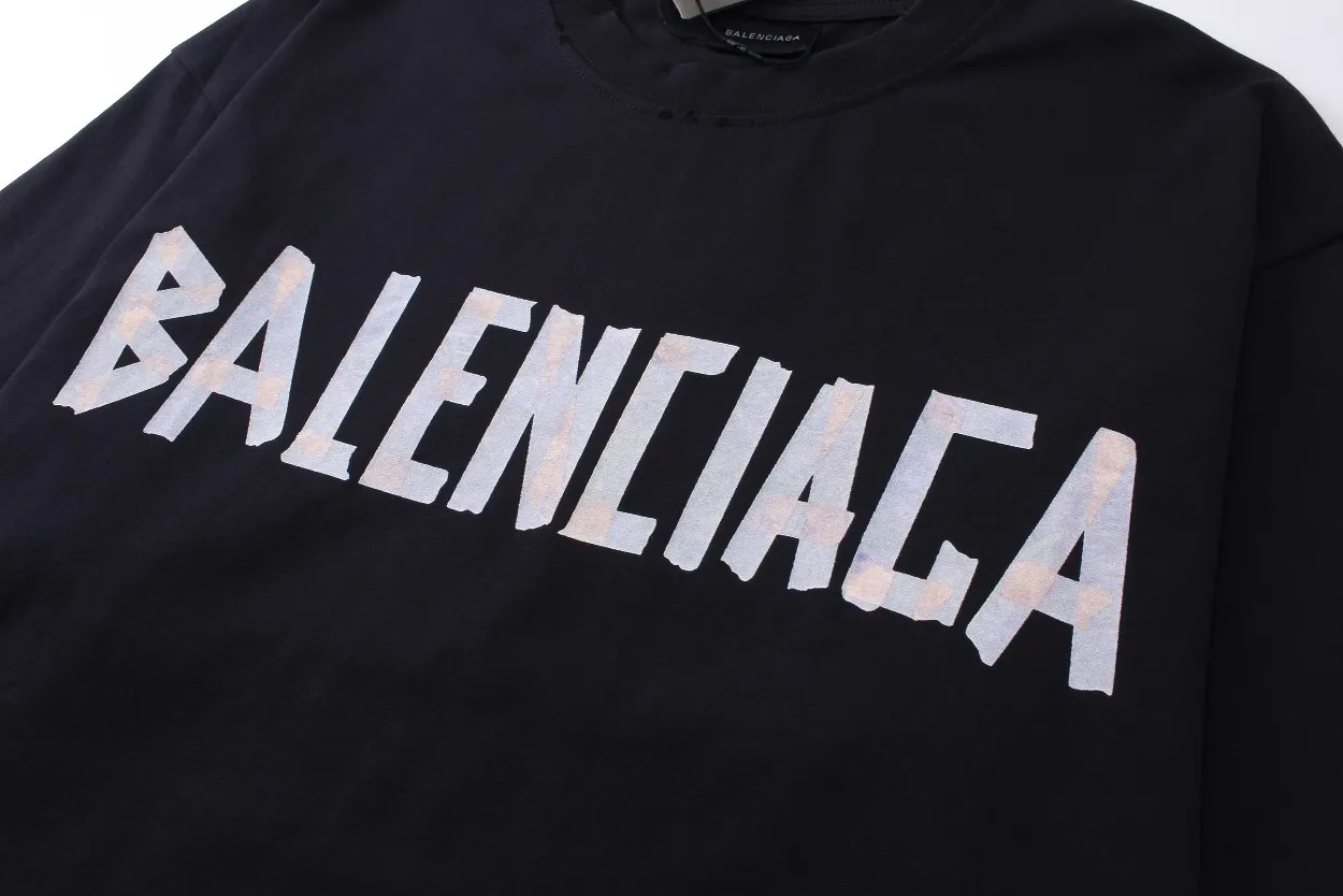 🅿️194 Detailed picture [Top version. Official website quality] BALENCI*GA/Paris. 23ss latest classic model. Tape pulp printing. Ready-to-wear washed and distressed short-sleeved T-shirt. Brick cabinet synchronization. The fabric is made of Paris ZP custom-woven and dyed 100% cotton double yarn compact cotton. The weight is 260 grams, the cloth surface is clean. The cloth pattern is clear, soft and comfortable, and the thread is dyed with no color difference. The classic pattern is printed with environmentally friendly imported materials, and the tape pattern is glued. The letters are clear and the effect is three-dimensional. Restored brick cabinet. The garments were washed and aged, and polished by many hands. Produced by ultra-heavy craftsmanship, the market currency is very different, welcome to compare.                                 Note⚠️ZP is made of iron gray garments that are washed and distressed. Pay attention to the big difference! Welcome to compare! The version adopts OS loose shoulder version. The same style for men and women. Code: BL223089 Color: iron gray, white, fluorescent green, gray blue, coffee color, fog blue, beige gray, burgundy, green, floral gray Size: XS S M L