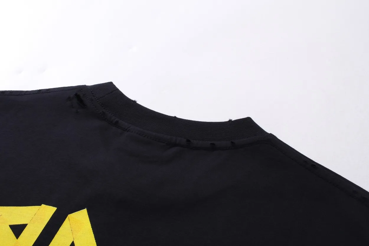 🅿️194 Detailed picture [Top version. Official website quality] BALENCI*GA/Paris. 23ss latest classic model. Tape pulp printing. Ready-to-wear washed and distressed short-sleeved T-shirt. Brick cabinet synchronization. The fabric is made of Paris ZP custom-woven and dyed 100% cotton double yarn compact cotton. The weight is 260 grams, the cloth surface is clean. The cloth pattern is clear, soft and comfortable, and the thread is dyed with no color difference. The classic pattern is printed with environmentally friendly imported materials, and the tape pattern is glued. The letters are clear and the effect is three-dimensional. Restored brick cabinet. The garments were washed and aged, and polished by many hands. Produced by ultra-heavy craftsmanship, the market currency is very different, welcome to compare.                                 Note⚠️ZP is made of iron gray garments that are washed and distressed. Pay attention to the big difference! Welcome to compare! The version adopts OS loose shoulder version. The same style for men and women. Code: BL223089 Color: iron gray, white, fluorescent green, gray blue, coffee color, fog blue, beige gray, burgundy, green, floral gray Size: XS S M L
