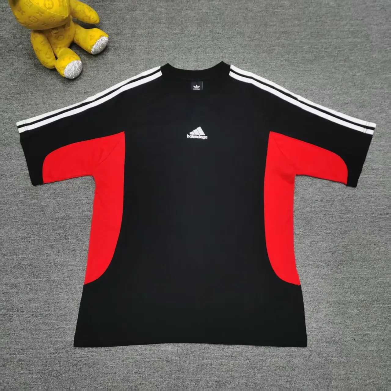 [New arrival] Top tested version BALENCIAGA/ADIDAS Balenciaga co-branded with Adidas co-branded stitched embroidered letters round neck short-sleeved T-shirt. Popular at the moment🔥Quality ceiling. It seems to be a simple printing or embroidery. In fact, it is not simple at all. 100% imported machine restoration. The details, workmanship and fabrics are consistent with the original ones. Guaranteed no color difference with the counter. Feel free to compare. ⚠️Note that the threaded necklines are all original collars of a certain Ba and Li. High degree of wrapping. The width of the neckline and cabinets are accurate to millimeters. Thick necklines are not easily deformed. The collars of high-end products are all restored to cabinets. Differentiating large collars from ordinary garbage in the world. ⚠️Different styles of washed wheat main wheat, including imported wheat, have different colors and codes. Really restore the counter. As we all know, Balenciaga’s collar labels in each quarter have different English or colors. This distinguishes fast food products from the world’s single-color main wheat washed wheat. ⚠️Pay attention to workmanship. Stitches at the collar are not folded. Smooth and natural with no overlapping lines. Really restored. ⚠️The fabric is made of 280g Paris-specific double yarn. It is really incomparable with the ordinary version on the market. Correct printing details. Correct double yarn with high weight thread. Correct packaging details. Workmanship is restored in all aspects. Packaging is restored in all aspects. P: 270 Color: Black White Navy SIZE: XS-S-M-L