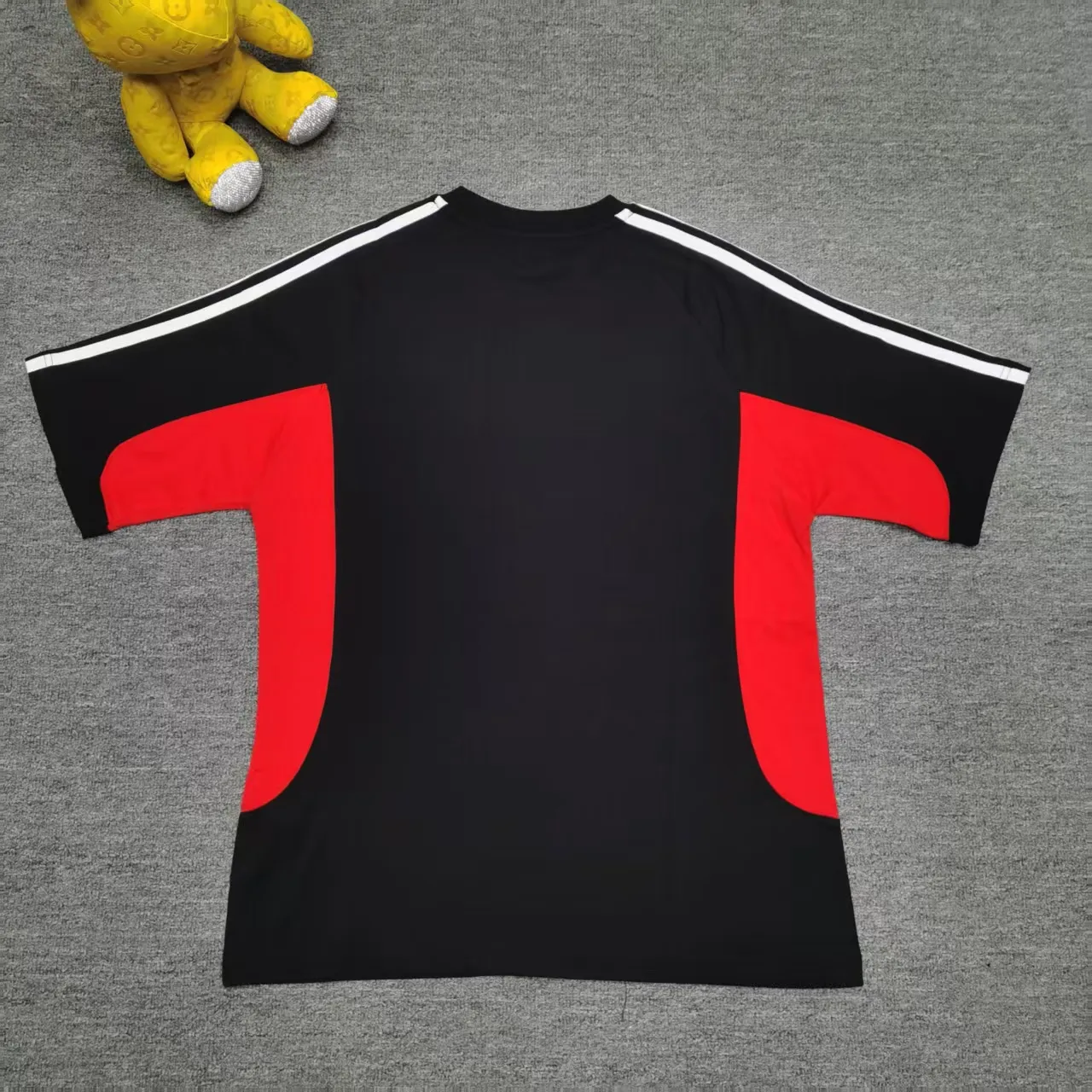 [New arrival] Top tested version BALENCIAGA/ADIDAS Balenciaga co-branded with Adidas co-branded stitched embroidered letters round neck short-sleeved T-shirt. Popular at the moment🔥Quality ceiling. It seems to be a simple printing or embroidery. In fact, it is not simple at all. 100% imported machine restoration. The details, workmanship and fabrics are consistent with the original ones. Guaranteed no color difference with the counter. Feel free to compare. ⚠️Note that the threaded necklines are all original collars of a certain Ba and Li. High degree of wrapping. The width of the neckline and cabinets are accurate to millimeters. Thick necklines are not easily deformed. The collars of high-end products are all restored to cabinets. Differentiating large collars from ordinary garbage in the world. ⚠️Different styles of washed wheat main wheat, including imported wheat, have different colors and codes. Really restore the counter. As we all know, Balenciaga’s collar labels in each quarter have different English or colors. This distinguishes fast food products from the world’s single-color main wheat washed wheat. ⚠️Pay attention to workmanship. Stitches at the collar are not folded. Smooth and natural with no overlapping lines. Really restored. ⚠️The fabric is made of 280g Paris-specific double yarn. It is really incomparable with the ordinary version on the market. Correct printing details. Correct double yarn with high weight thread. Correct packaging details. Workmanship is restored in all aspects. Packaging is restored in all aspects. P: 270 Color: Black White Navy SIZE: XS-S-M-L