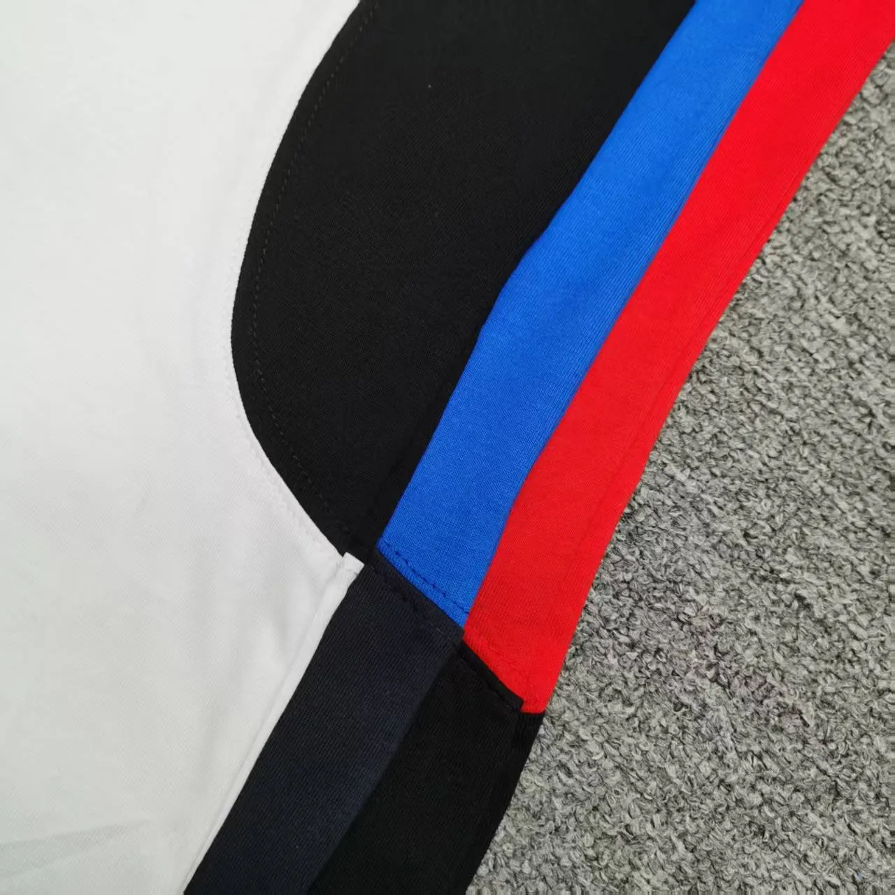[New arrival] Top tested version BALENCIAGA/ADIDAS Balenciaga co-branded with Adidas co-branded stitched embroidered letters round neck short-sleeved T-shirt. Popular at the moment🔥Quality ceiling. It seems to be a simple printing or embroidery. In fact, it is not simple at all. 100% imported machine restoration. The details, workmanship and fabrics are consistent with the original ones. Guaranteed no color difference with the counter. Feel free to compare. ⚠️Note that the threaded necklines are all original collars of a certain Ba and Li. High degree of wrapping. The width of the neckline and cabinets are accurate to millimeters. Thick necklines are not easily deformed. The collars of high-end products are all restored to cabinets. Differentiating large collars from ordinary garbage in the world. ⚠️Different styles of washed wheat main wheat, including imported wheat, have different colors and codes. Really restore the counter. As we all know, Balenciaga’s collar labels in each quarter have different English or colors. This distinguishes fast food products from the world’s single-color main wheat washed wheat. ⚠️Pay attention to workmanship. Stitches at the collar are not folded. Smooth and natural with no overlapping lines. Really restored. ⚠️The fabric is made of 280g Paris-specific double yarn. It is really incomparable with the ordinary version on the market. Correct printing details. Correct double yarn with high weight thread. Correct packaging details. Workmanship is restored in all aspects. Packaging is restored in all aspects. P: 270 Color: Black White Navy SIZE: XS-S-M-L