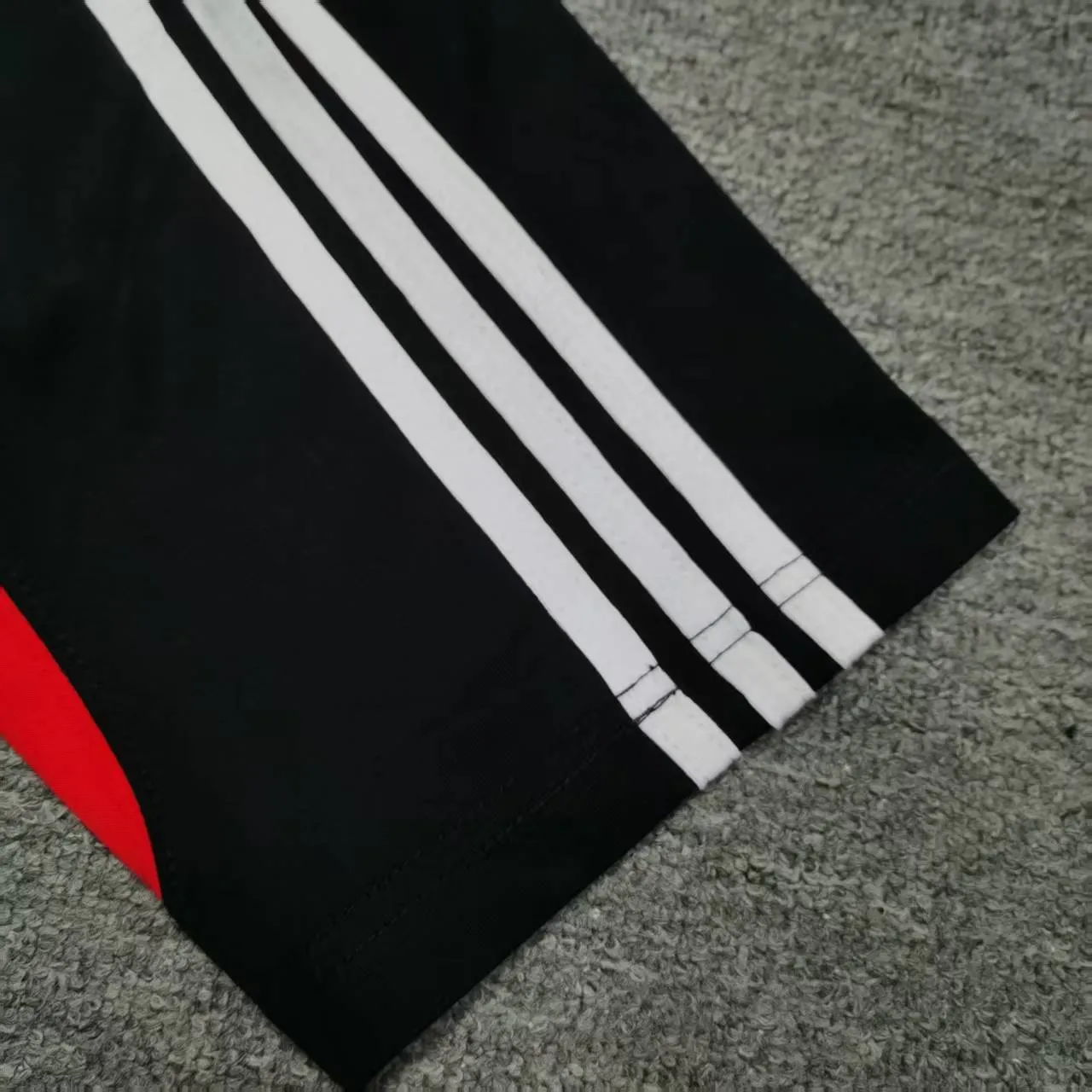 [New arrival] Top tested version BALENCIAGA/ADIDAS Balenciaga co-branded with Adidas co-branded stitched embroidered letters round neck short-sleeved T-shirt. Popular at the moment🔥Quality ceiling. It seems to be a simple printing or embroidery. In fact, it is not simple at all. 100% imported machine restoration. The details, workmanship and fabrics are consistent with the original ones. Guaranteed no color difference with the counter. Feel free to compare. ⚠️Note that the threaded necklines are all original collars of a certain Ba and Li. High degree of wrapping. The width of the neckline and cabinets are accurate to millimeters. Thick necklines are not easily deformed. The collars of high-end products are all restored to cabinets. Differentiating large collars from ordinary garbage in the world. ⚠️Different styles of washed wheat main wheat, including imported wheat, have different colors and codes. Really restore the counter. As we all know, Balenciaga’s collar labels in each quarter have different English or colors. This distinguishes fast food products from the world’s single-color main wheat washed wheat. ⚠️Pay attention to workmanship. Stitches at the collar are not folded. Smooth and natural with no overlapping lines. Really restored. ⚠️The fabric is made of 280g Paris-specific double yarn. It is really incomparable with the ordinary version on the market. Correct printing details. Correct double yarn with high weight thread. Correct packaging details. Workmanship is restored in all aspects. Packaging is restored in all aspects. P: 270 Color: Black White Navy SIZE: XS-S-M-L