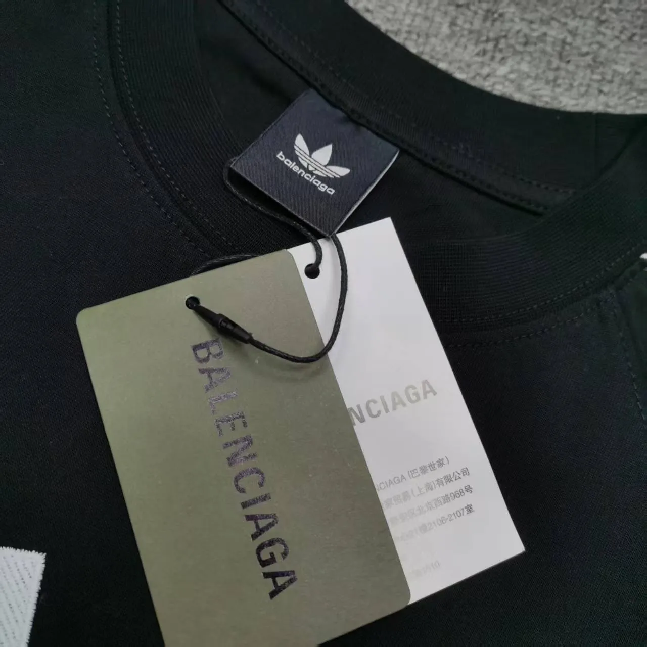 [New arrival] Top tested version BALENCIAGA/ADIDAS Balenciaga co-branded with Adidas co-branded stitched embroidered letters round neck short-sleeved T-shirt. Popular at the moment🔥Quality ceiling. It seems to be a simple printing or embroidery. In fact, it is not simple at all. 100% imported machine restoration. The details, workmanship and fabrics are consistent with the original ones. Guaranteed no color difference with the counter. Feel free to compare. ⚠️Note that the threaded necklines are all original collars of a certain Ba and Li. High degree of wrapping. The width of the neckline and cabinets are accurate to millimeters. Thick necklines are not easily deformed. The collars of high-end products are all restored to cabinets. Differentiating large collars from ordinary garbage in the world. ⚠️Different styles of washed wheat main wheat, including imported wheat, have different colors and codes. Really restore the counter. As we all know, Balenciaga’s collar labels in each quarter have different English or colors. This distinguishes fast food products from the world’s single-color main wheat washed wheat. ⚠️Pay attention to workmanship. Stitches at the collar are not folded. Smooth and natural with no overlapping lines. Really restored. ⚠️The fabric is made of 280g Paris-specific double yarn. It is really incomparable with the ordinary version on the market. Correct printing details. Correct double yarn with high weight thread. Correct packaging details. Workmanship is restored in all aspects. Packaging is restored in all aspects. P: 270 Color: Black White Navy SIZE: XS-S-M-L