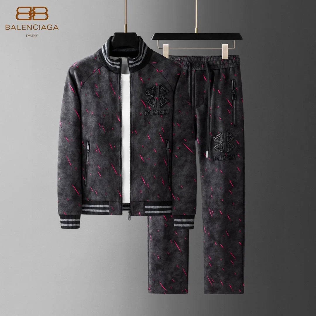 🅿️620 [BALENCIAGA] Hot-selling suit is coming. Focus on the original version of the official website. 2025 new hot-selling cardigan sweater suit. The original order is the best product. 🇭🇰The meticulous work of top designers is dedicated to a fitting and perfect upper body effect. All-natural high-quality Tencel Roman cotton 100%, close-fitting comfort, noble and elegant! Original hardware embodies elegance and nobility! Counter size: M-4XL (up to 190 pounds)