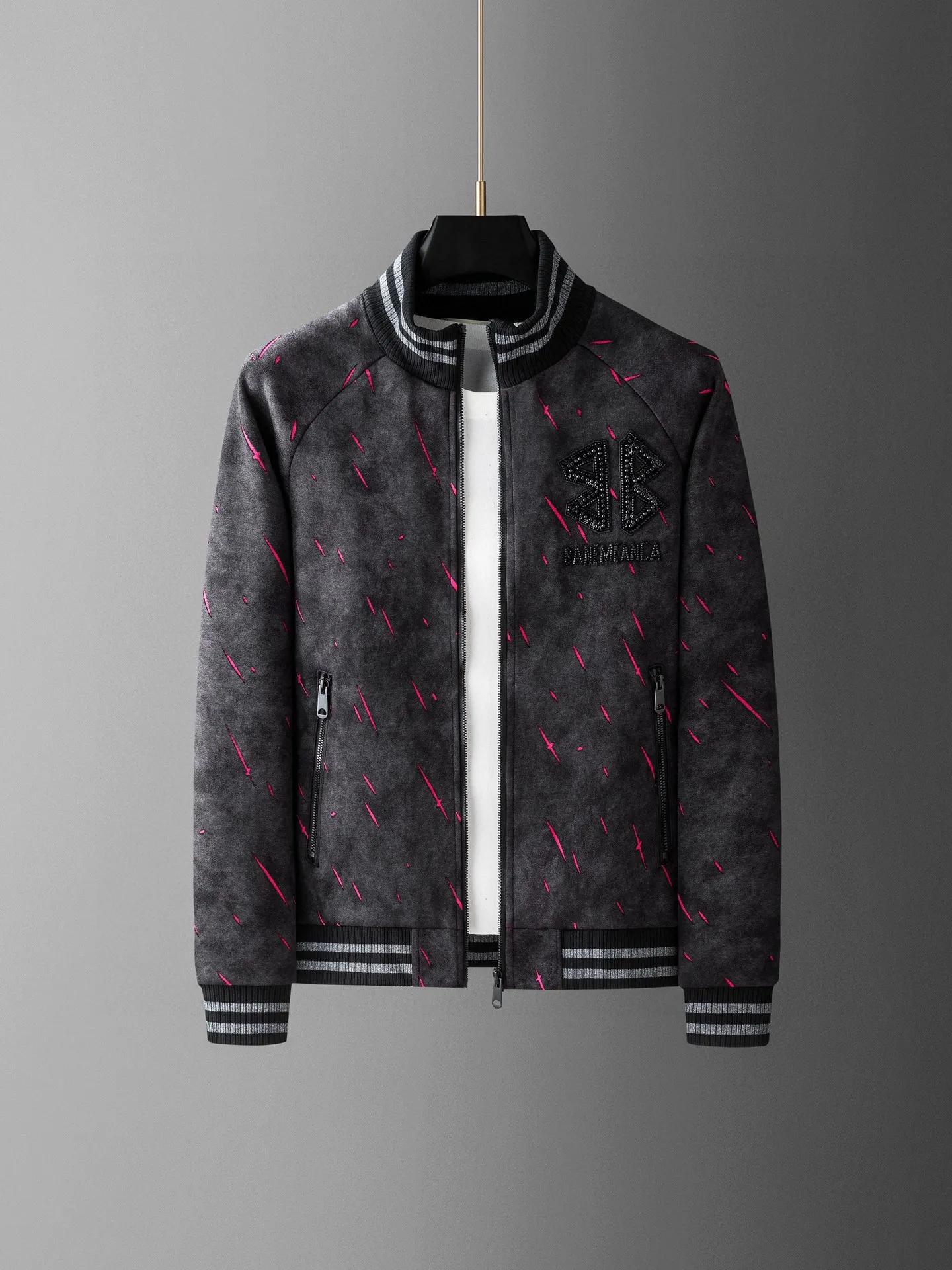 🅿️620 [BALENCIAGA] Hot-selling suit is coming. Focus on the original version of the official website. 2025 new hot-selling cardigan sweater suit. The original order is the best product. 🇭🇰The meticulous work of top designers is dedicated to a fitting and perfect upper body effect. All-natural high-quality Tencel Roman cotton 100%, close-fitting comfort, noble and elegant! Original hardware embodies elegance and nobility! Counter size: M-4XL (up to 190 pounds)