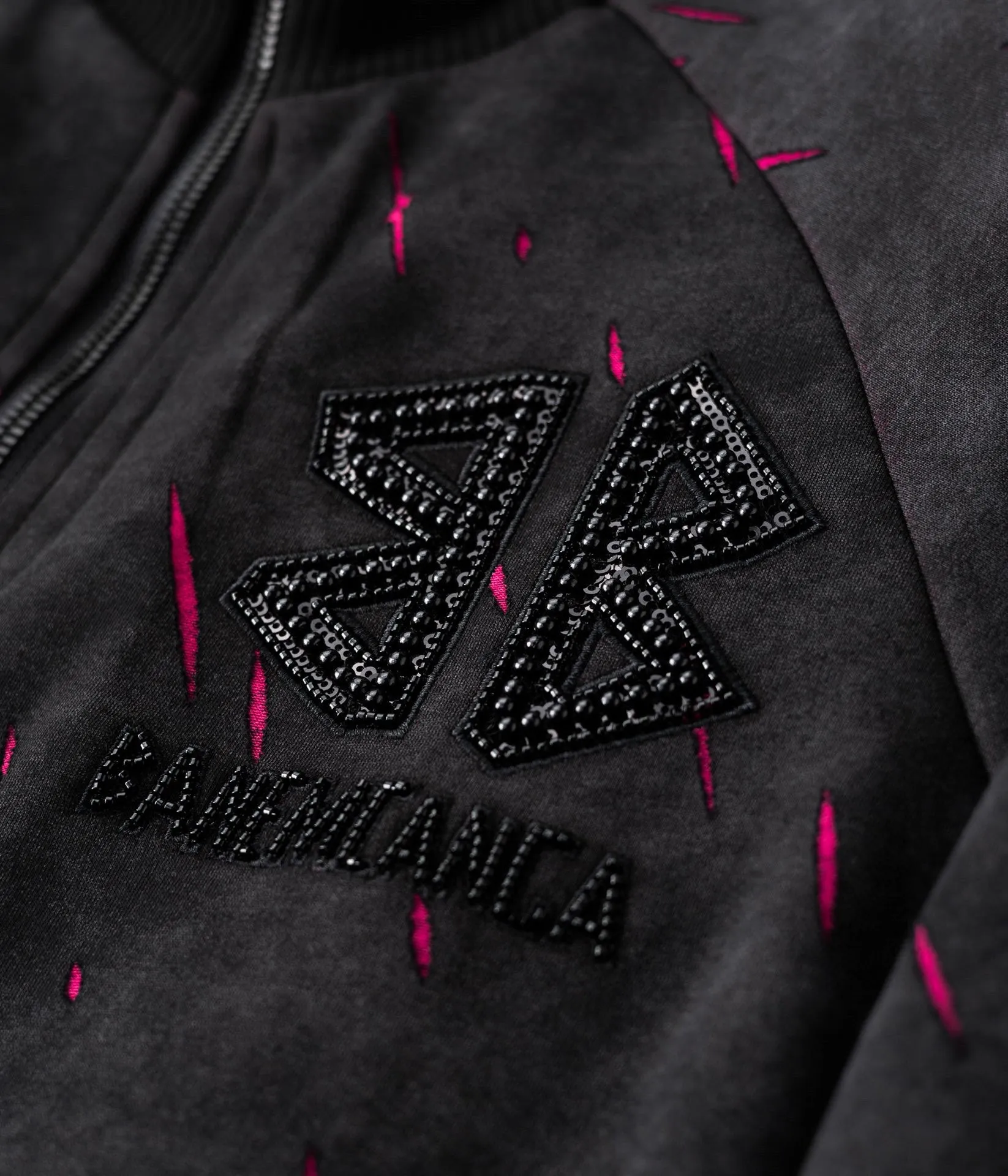 🅿️620 [BALENCIAGA] Hot-selling suit is coming. Focus on the original version of the official website. 2025 new hot-selling cardigan sweater suit. The original order is the best product. 🇭🇰The meticulous work of top designers is dedicated to a fitting and perfect upper body effect. All-natural high-quality Tencel Roman cotton 100%, close-fitting comfort, noble and elegant! Original hardware embodies elegance and nobility! Counter size: M-4XL (up to 190 pounds)