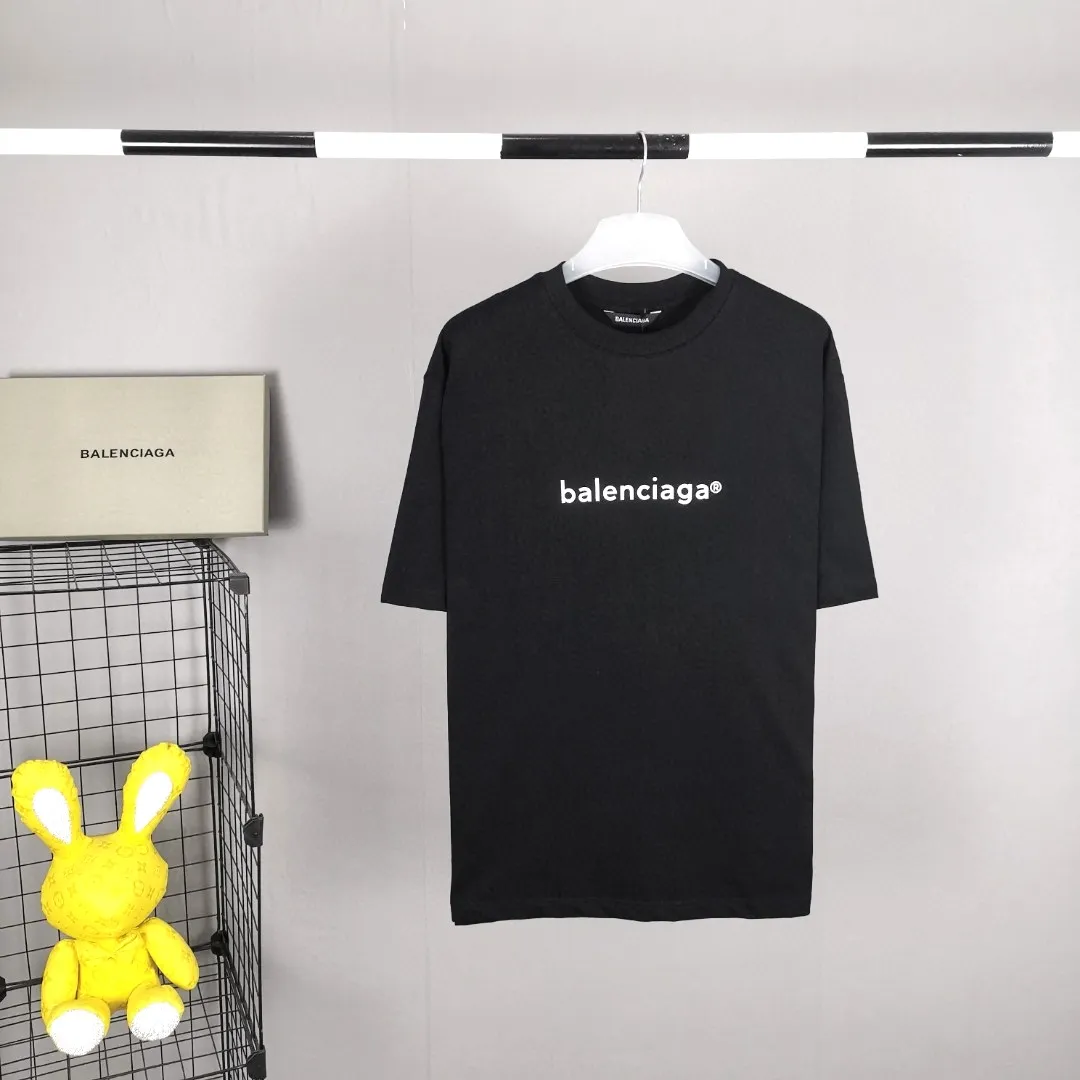 The top tested version of Balenciaga mailbox letter logo pure cotton loose-fitting trendy brand short sleeves for men and women. A simple basic T. A simple short sleeve that you can fall in love with at first glance. The Blcg mailbox logo on the chest is simple and beautiful. It is operated by an imported elliptical machine, without burrs and neatly aligned! The fabric is made of 260g double-ply double-yarn plain cotton fabric, which is different from the low-end version. The color is also super beautiful. It’s the best price! ! ! ! !  Color: black, white, fog blue, khaki, lake green Size: XS-L P:240