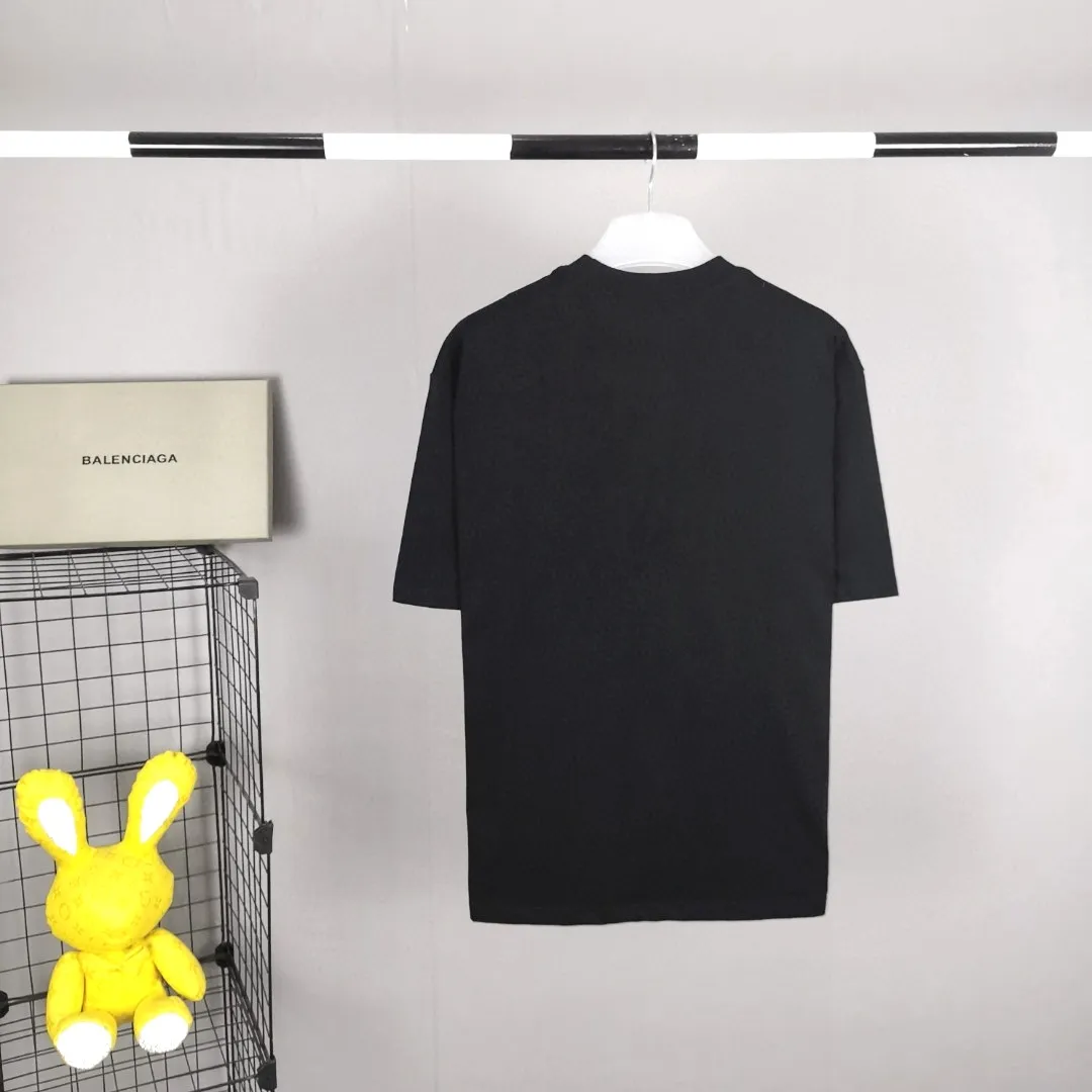 The top tested version of Balenciaga mailbox letter logo pure cotton loose-fitting trendy brand short sleeves for men and women. A simple basic T. A simple short sleeve that you can fall in love with at first glance. The Blcg mailbox logo on the chest is simple and beautiful. It is operated by an imported elliptical machine, without burrs and neatly aligned! The fabric is made of 260g double-ply double-yarn plain cotton fabric, which is different from the low-end version. The color is also super beautiful. It’s the best price! ! ! ! !  Color: black, white, fog blue, khaki, lake green Size: XS-L P:240