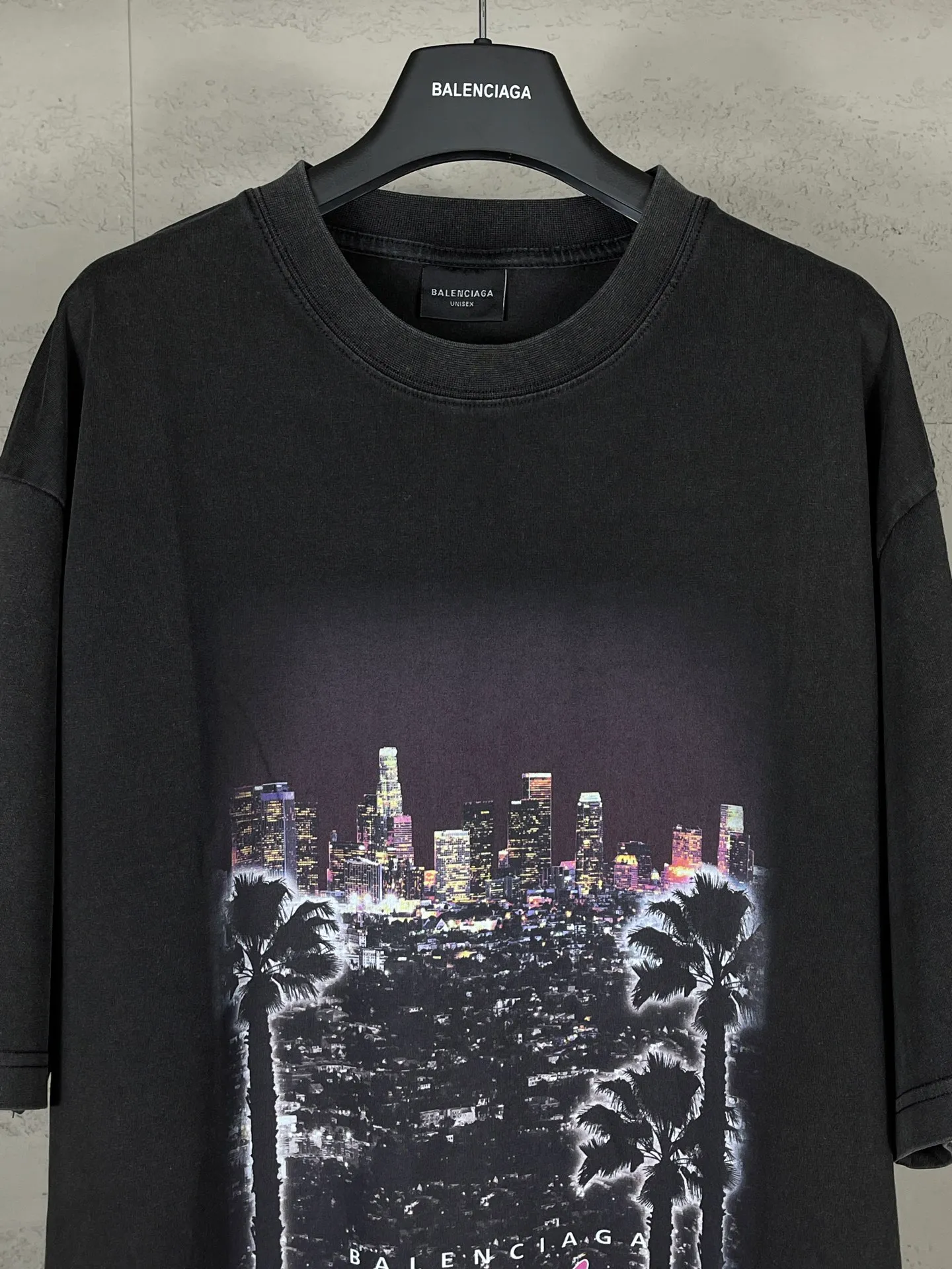 🅿️186 real photos [Top version. Official website quality] BALENCI*GA/25 new model. Garment-washed short-sleeved T-shirt with Los Angeles night scene direct-printed print on the front #SS25 latest style. Research and development at the first time, different market currencies. Comparisons welcome. The fabric is made of Paris ZP custom-woven and dyed cotton double yarn. Weighing 260 grams, the cloth surface is clean. The cloth pattern is clear, soft and comfortable. The threads are dyed with no color difference. Printing adopts computer direct printing. Garments are washed and aged. Jubie market currency. Welcome to compare. The version adopts OS loose shoulder design. Same style for men and women. Code: BL253698 Color: washed black, apricot Size: XS S M L