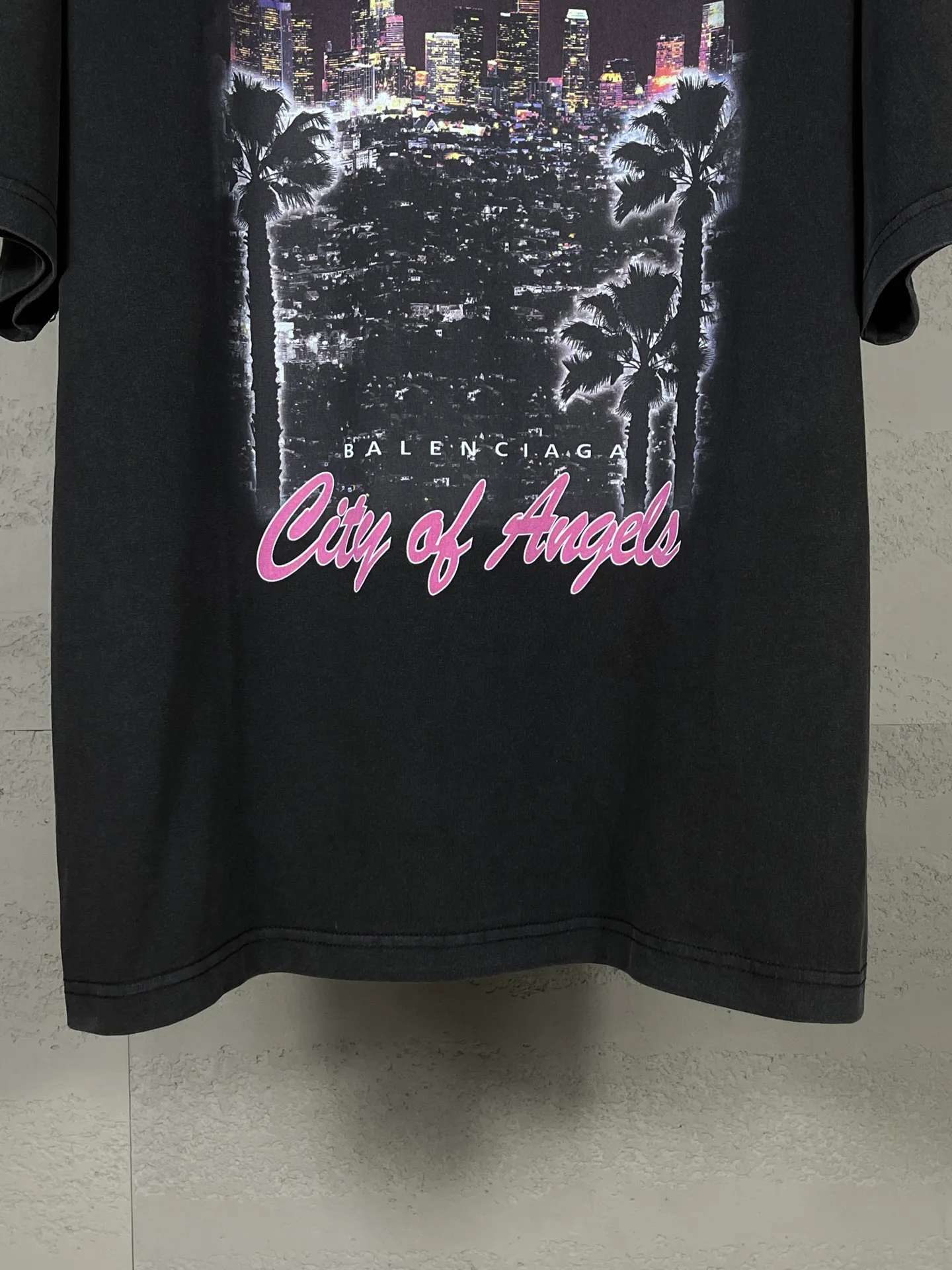 🅿️186 real photos [Top version. Official website quality] BALENCI*GA/25 new model. Garment-washed short-sleeved T-shirt with Los Angeles night scene direct-printed print on the front #SS25 latest style. Research and development at the first time, different market currencies. Comparisons welcome. The fabric is made of Paris ZP custom-woven and dyed cotton double yarn. Weighing 260 grams, the cloth surface is clean. The cloth pattern is clear, soft and comfortable. The threads are dyed with no color difference. Printing adopts computer direct printing. Garments are washed and aged. Jubie market currency. Welcome to compare. The version adopts OS loose shoulder design. Same style for men and women. Code: BL253698 Color: washed black, apricot Size: XS S M L