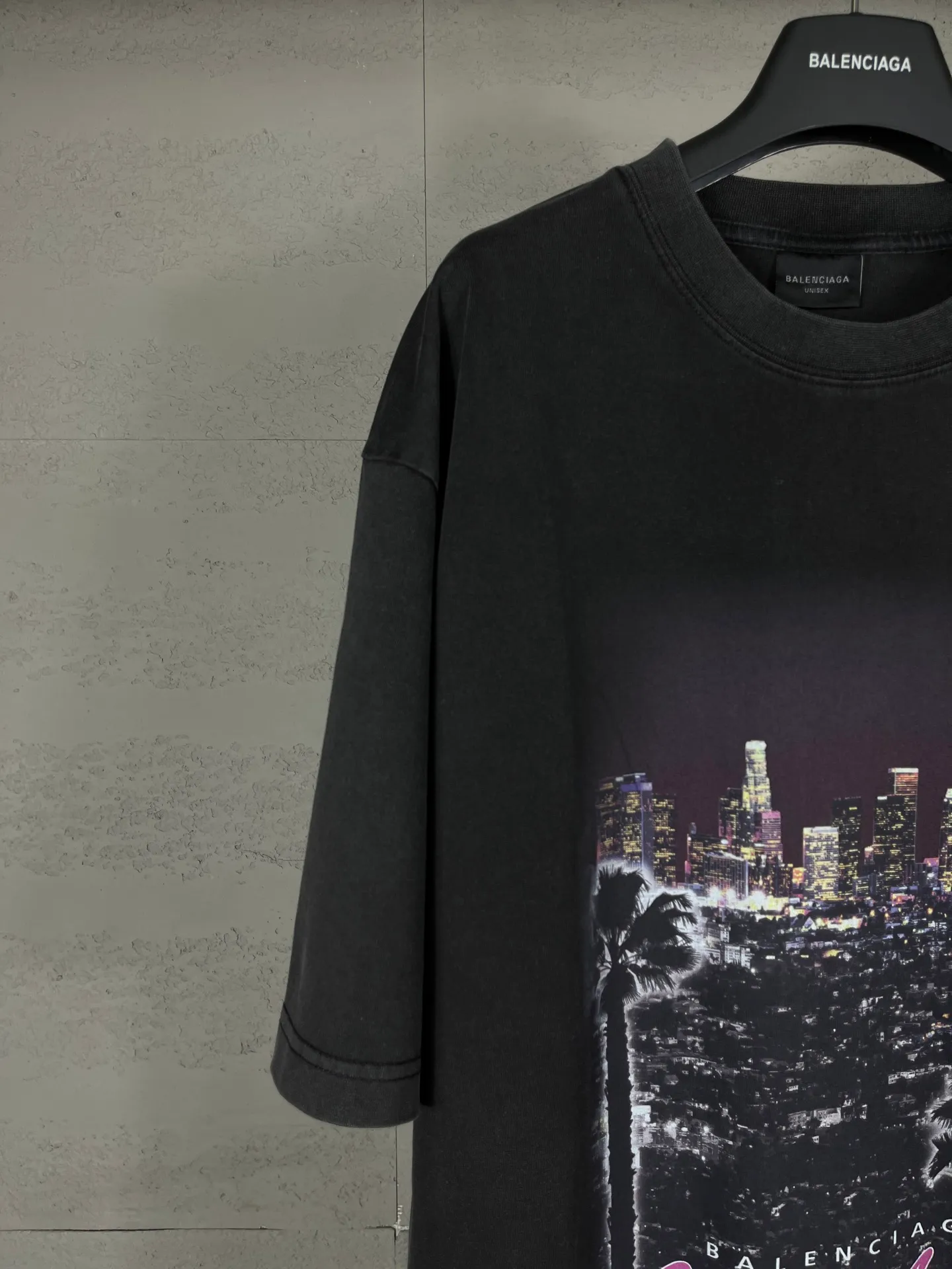 🅿️186 real photos [Top version. Official website quality] BALENCI*GA/25 new model. Garment-washed short-sleeved T-shirt with Los Angeles night scene direct-printed print on the front #SS25 latest style. Research and development at the first time, different market currencies. Comparisons welcome. The fabric is made of Paris ZP custom-woven and dyed cotton double yarn. Weighing 260 grams, the cloth surface is clean. The cloth pattern is clear, soft and comfortable. The threads are dyed with no color difference. Printing adopts computer direct printing. Garments are washed and aged. Jubie market currency. Welcome to compare. The version adopts OS loose shoulder design. Same style for men and women. Code: BL253698 Color: washed black, apricot Size: XS S M L