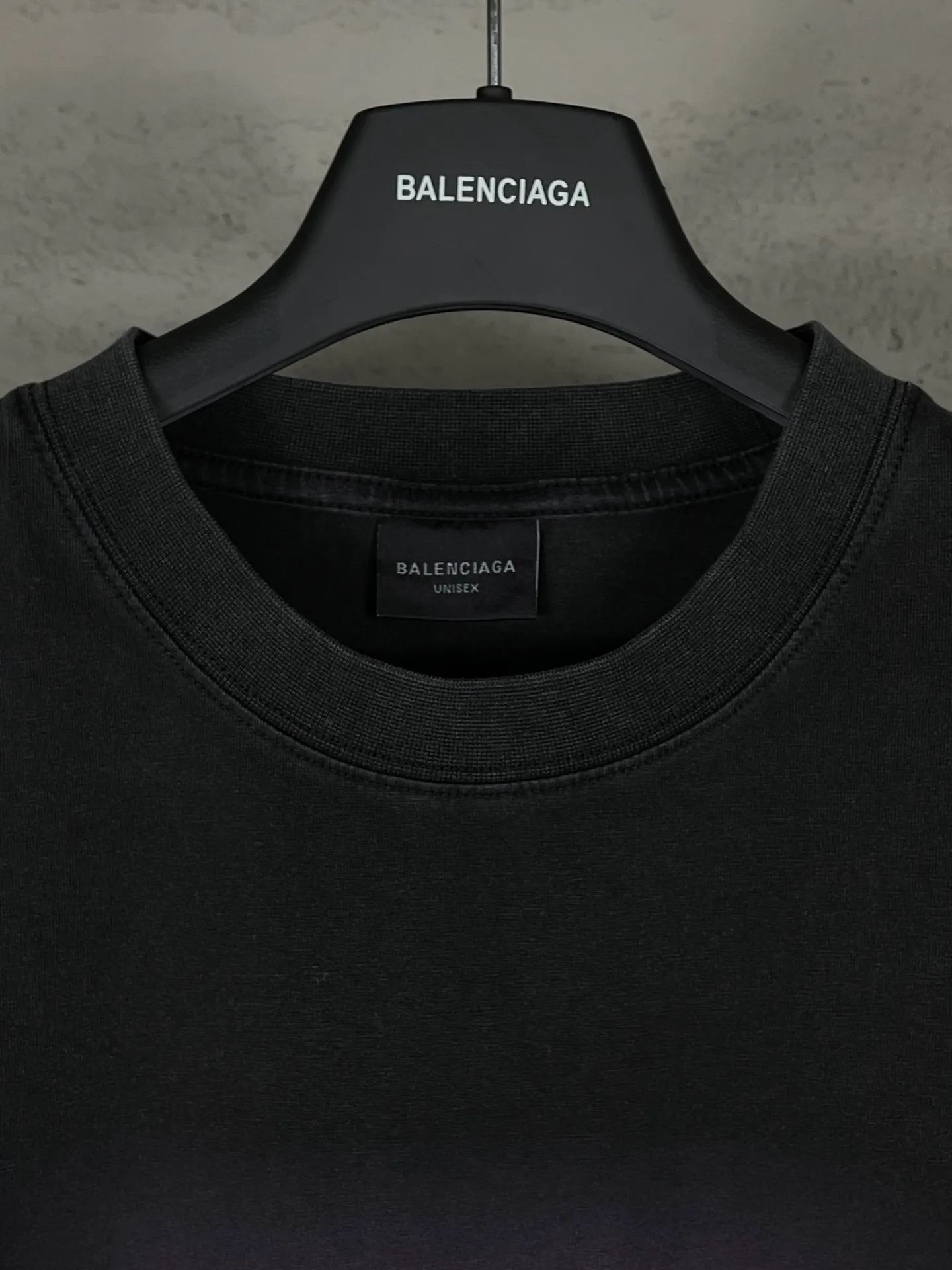🅿️186 real photos [Top version. Official website quality] BALENCI*GA/25 new model. Garment-washed short-sleeved T-shirt with Los Angeles night scene direct-printed print on the front #SS25 latest style. Research and development at the first time, different market currencies. Comparisons welcome. The fabric is made of Paris ZP custom-woven and dyed cotton double yarn. Weighing 260 grams, the cloth surface is clean. The cloth pattern is clear, soft and comfortable. The threads are dyed with no color difference. Printing adopts computer direct printing. Garments are washed and aged. Jubie market currency. Welcome to compare. The version adopts OS loose shoulder design. Same style for men and women. Code: BL253698 Color: washed black, apricot Size: XS S M L