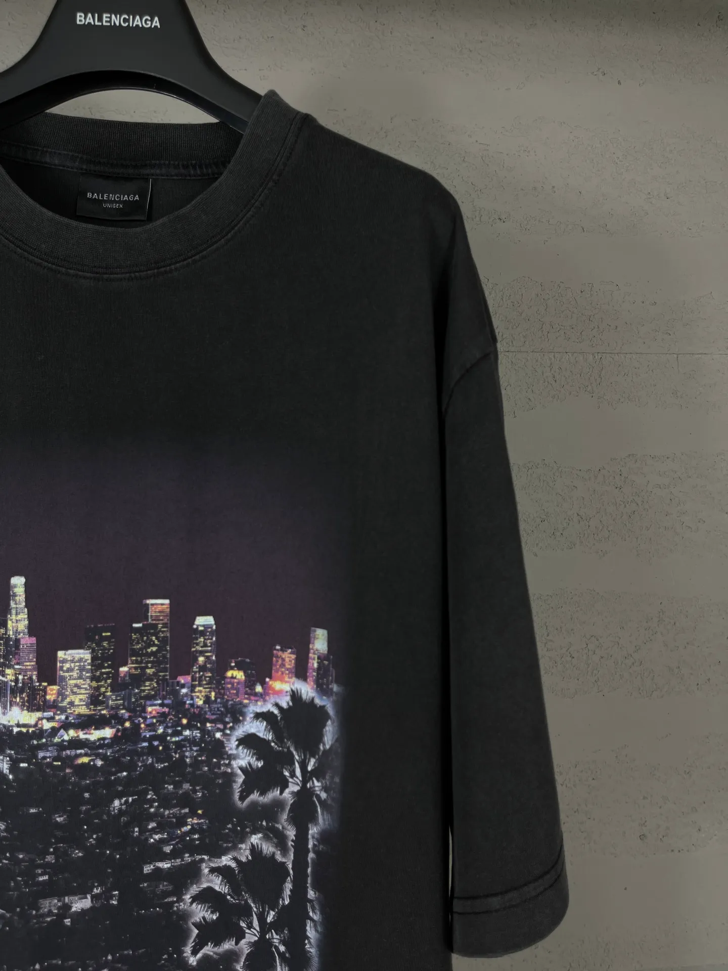 🅿️186 real photos [Top version. Official website quality] BALENCI*GA/25 new model. Garment-washed short-sleeved T-shirt with Los Angeles night scene direct-printed print on the front #SS25 latest style. Research and development at the first time, different market currencies. Comparisons welcome. The fabric is made of Paris ZP custom-woven and dyed cotton double yarn. Weighing 260 grams, the cloth surface is clean. The cloth pattern is clear, soft and comfortable. The threads are dyed with no color difference. Printing adopts computer direct printing. Garments are washed and aged. Jubie market currency. Welcome to compare. The version adopts OS loose shoulder design. Same style for men and women. Code: BL253698 Color: washed black, apricot Size: XS S M L
