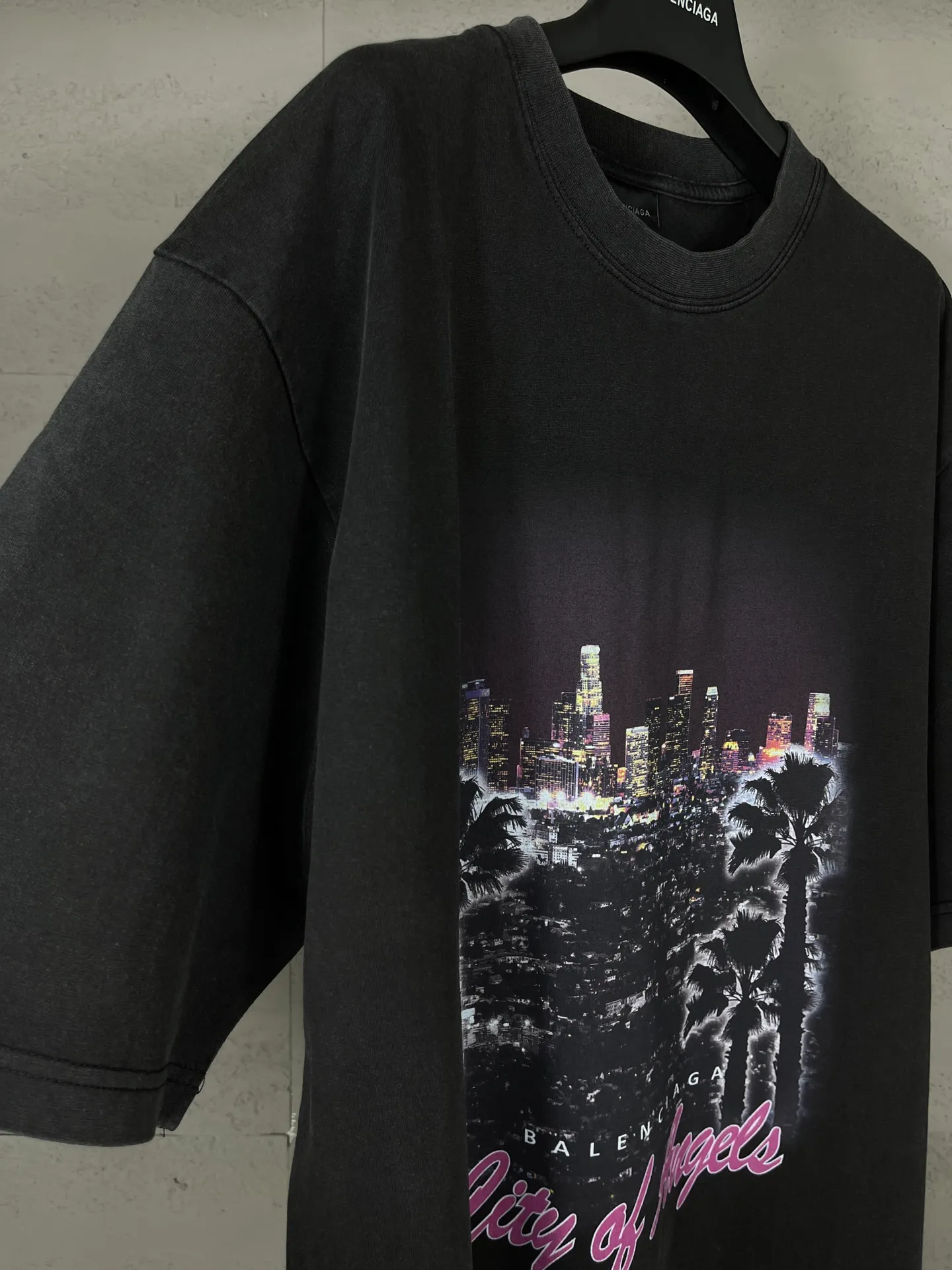🅿️186 real photos [Top version. Official website quality] BALENCI*GA/25 new model. Garment-washed short-sleeved T-shirt with Los Angeles night scene direct-printed print on the front #SS25 latest style. Research and development at the first time, different market currencies. Comparisons welcome. The fabric is made of Paris ZP custom-woven and dyed cotton double yarn. Weighing 260 grams, the cloth surface is clean. The cloth pattern is clear, soft and comfortable. The threads are dyed with no color difference. Printing adopts computer direct printing. Garments are washed and aged. Jubie market currency. Welcome to compare. The version adopts OS loose shoulder design. Same style for men and women. Code: BL253698 Color: washed black, apricot Size: XS S M L