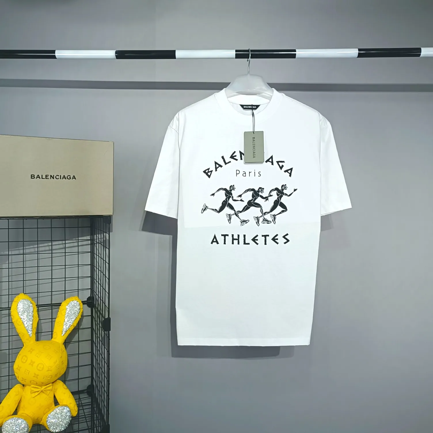The top proven version of Balenciaga BALENCIAGA men's running sports pure cotton loose-fitting short-sleeved T-shirt for men and women couples. The threads and hems are all manually worn to ensure that the clothes are not deformed when worn by hand. This is especially reflected in the collar thread, hem opening, and cuffs. If you are not careful, these areas will be damaged and deformed, which will affect the overall style and quality of the clothes. The printing uses collar glue technology, with high printing accuracy and no tooth edges. Neat, refreshing, and clear texture. The fabric is made of 24S 260g double yarn cotton fabric, which is full of drape and has good sweat absorption and breathability. Color: black and white Size: XS-L P:250