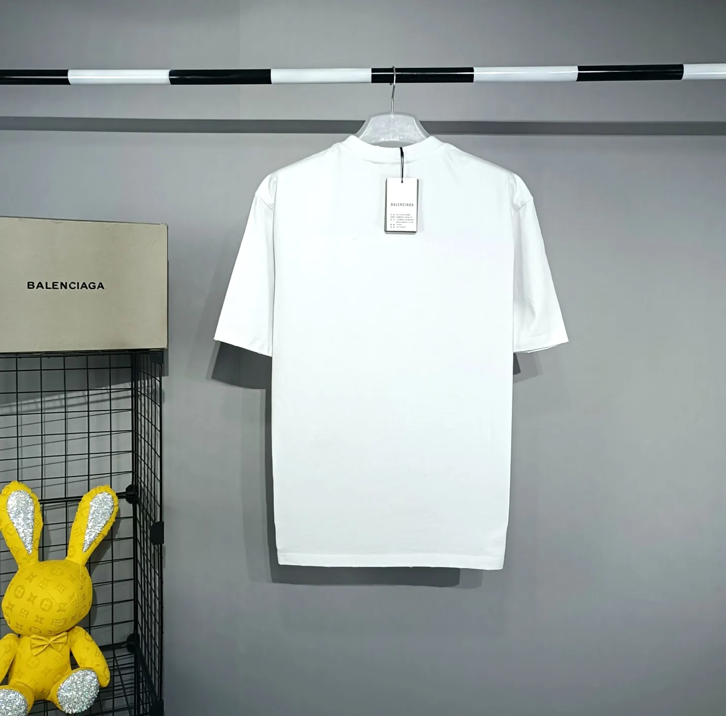 The top proven version of Balenciaga BALENCIAGA men's running sports pure cotton loose-fitting short-sleeved T-shirt for men and women couples. The threads and hems are all manually worn to ensure that the clothes are not deformed when worn by hand. This is especially reflected in the collar thread, hem opening, and cuffs. If you are not careful, these areas will be damaged and deformed, which will affect the overall style and quality of the clothes. The printing uses collar glue technology, with high printing accuracy and no tooth edges. Neat, refreshing, and clear texture. The fabric is made of 24S 260g double yarn cotton fabric, which is full of drape and has good sweat absorption and breathability. Color: black and white Size: XS-L P:250