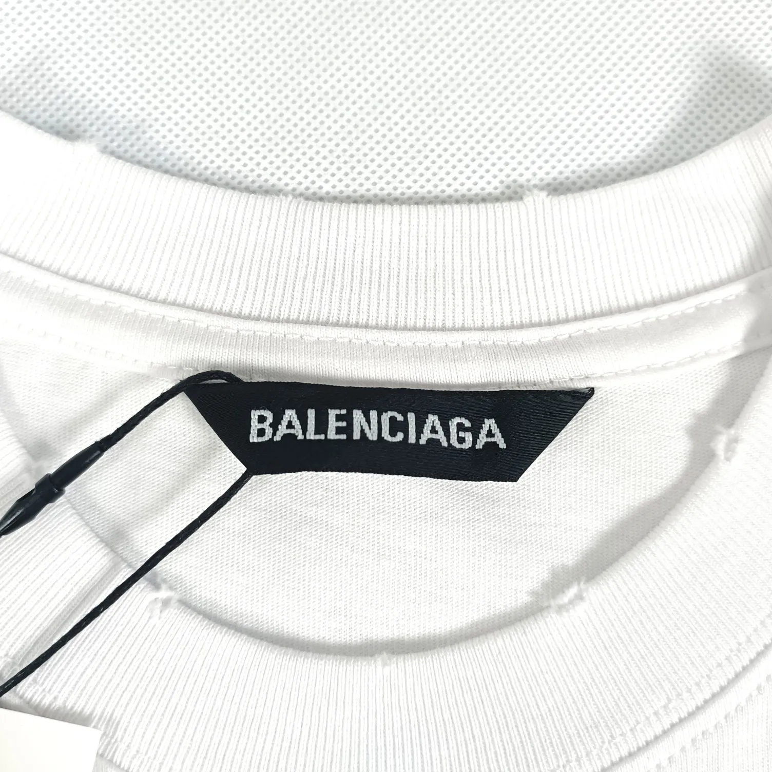 The top proven version of Balenciaga BALENCIAGA men's running sports pure cotton loose-fitting short-sleeved T-shirt for men and women couples. The threads and hems are all manually worn to ensure that the clothes are not deformed when worn by hand. This is especially reflected in the collar thread, hem opening, and cuffs. If you are not careful, these areas will be damaged and deformed, which will affect the overall style and quality of the clothes. The printing uses collar glue technology, with high printing accuracy and no tooth edges. Neat, refreshing, and clear texture. The fabric is made of 24S 260g double yarn cotton fabric, which is full of drape and has good sweat absorption and breathability. Color: black and white Size: XS-L P:250