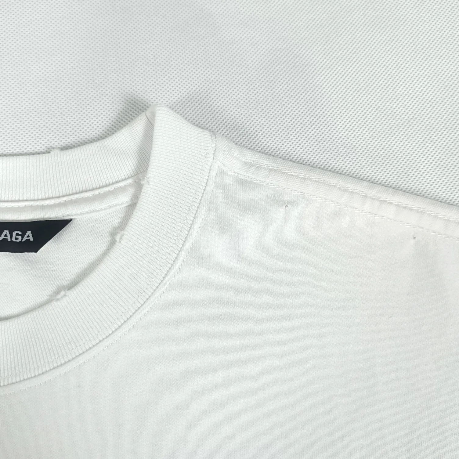 The top proven version of Balenciaga BALENCIAGA men's running sports pure cotton loose-fitting short-sleeved T-shirt for men and women couples. The threads and hems are all manually worn to ensure that the clothes are not deformed when worn by hand. This is especially reflected in the collar thread, hem opening, and cuffs. If you are not careful, these areas will be damaged and deformed, which will affect the overall style and quality of the clothes. The printing uses collar glue technology, with high printing accuracy and no tooth edges. Neat, refreshing, and clear texture. The fabric is made of 24S 260g double yarn cotton fabric, which is full of drape and has good sweat absorption and breathability. Color: black and white Size: XS-L P:250