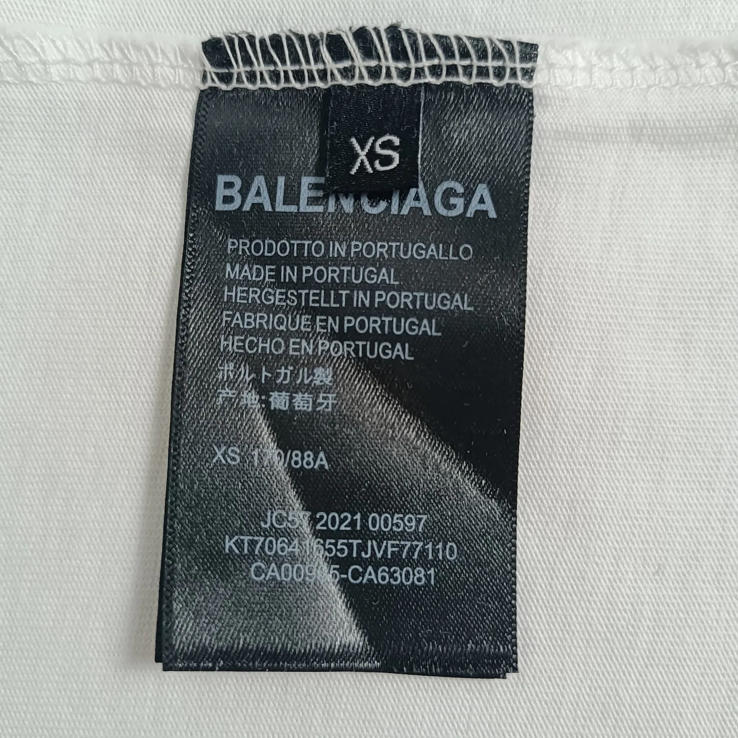 The top proven version of Balenciaga BALENCIAGA men's running sports pure cotton loose-fitting short-sleeved T-shirt for men and women couples. The threads and hems are all manually worn to ensure that the clothes are not deformed when worn by hand. This is especially reflected in the collar thread, hem opening, and cuffs. If you are not careful, these areas will be damaged and deformed, which will affect the overall style and quality of the clothes. The printing uses collar glue technology, with high printing accuracy and no tooth edges. Neat, refreshing, and clear texture. The fabric is made of 24S 260g double yarn cotton fabric, which is full of drape and has good sweat absorption and breathability. Color: black and white Size: XS-L P:250
