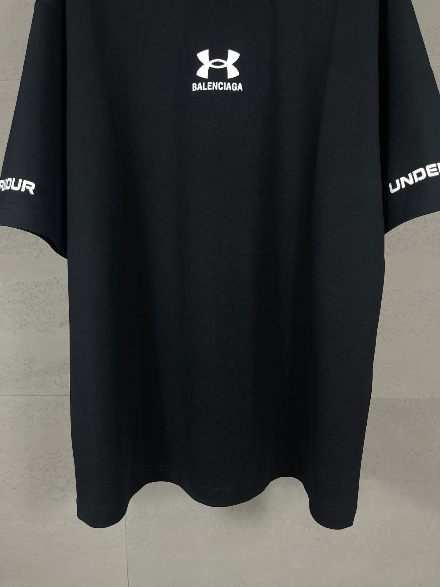 🅿️170 real photos [Top version. Official website quality] BALENCI*GA/Paris joint Under Armor front and back left and right sleeve printed short-sleeved T-shirt # SS25 latest model. Research and development at the first time, different market currencies. Comparisons welcome. The fabric is made of Paris ZP custom-woven and dyed cotton double yarn. Weighing 260 grams, the cloth surface is clean. The cloth pattern is clear, soft and comfortable. The threads are dyed with no color difference. The classic LOGO pattern is printed using imported environmentally friendly glue. The letters are clear, three-dimensional and without burrs. Jubie market produces pictures based on pictures. Welcome to compare. The version adopts OS loose shoulder design. Same style for men and women. Code: BL253621 Color: Black Size: XS S M L