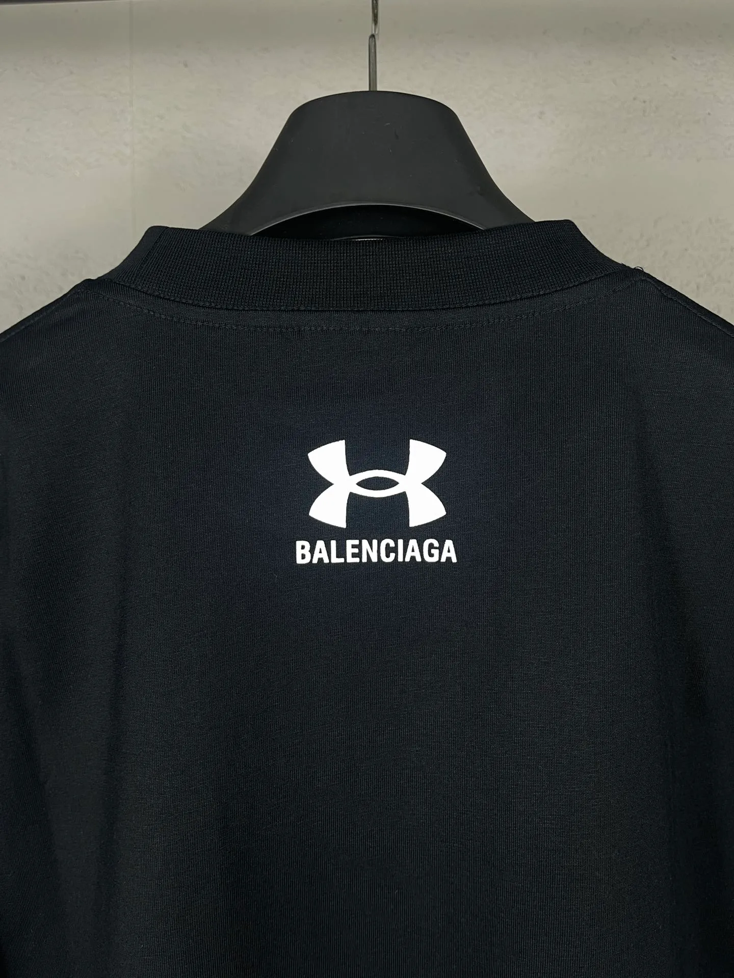 🅿️170 real photos [Top version. Official website quality] BALENCI*GA/Paris joint Under Armor front and back left and right sleeve printed short-sleeved T-shirt # SS25 latest model. Research and development at the first time, different market currencies. Comparisons welcome. The fabric is made of Paris ZP custom-woven and dyed cotton double yarn. Weighing 260 grams, the cloth surface is clean. The cloth pattern is clear, soft and comfortable. The threads are dyed with no color difference. The classic LOGO pattern is printed using imported environmentally friendly glue. The letters are clear, three-dimensional and without burrs. Jubie market produces pictures based on pictures. Welcome to compare. The version adopts OS loose shoulder design. Same style for men and women. Code: BL253621 Color: Black Size: XS S M L