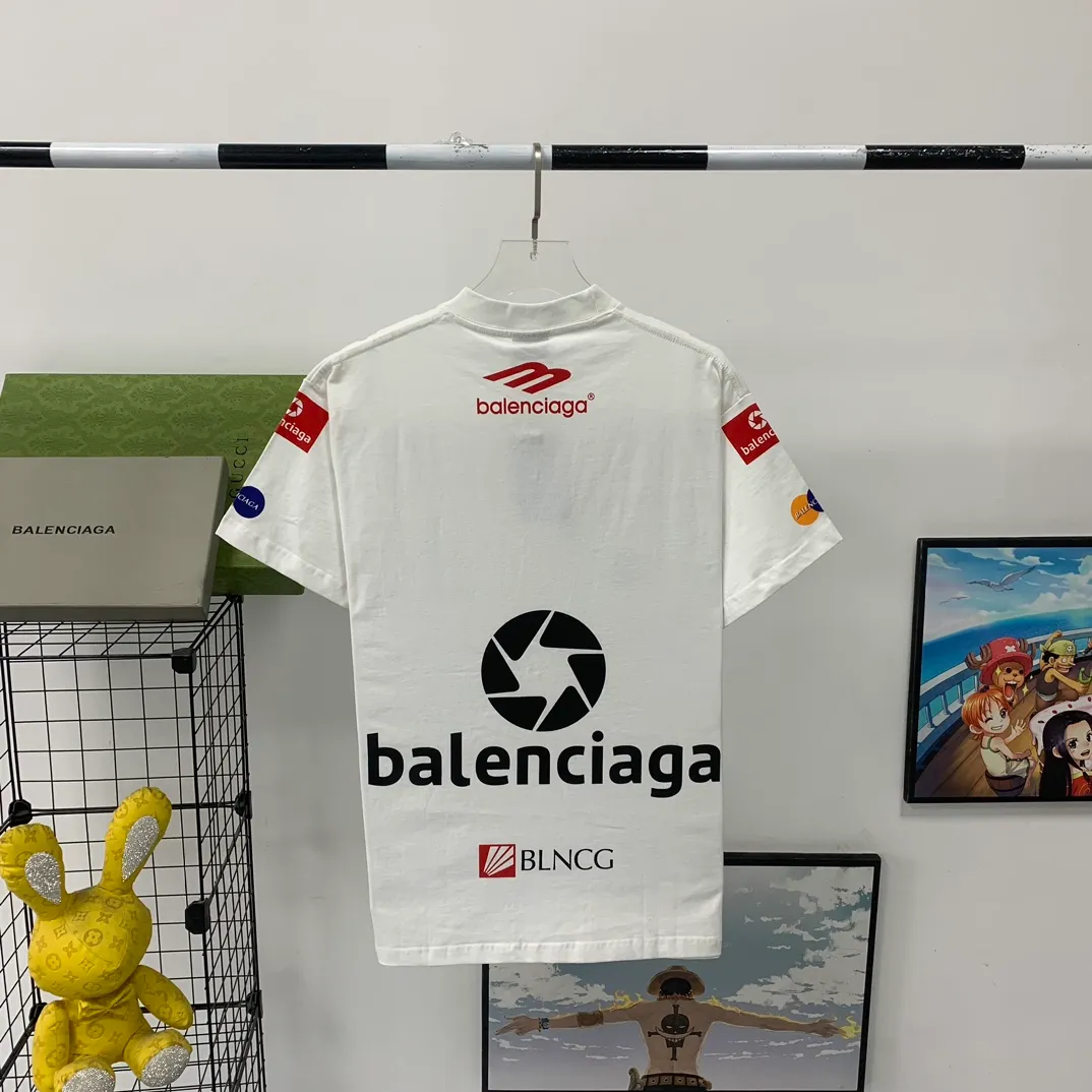 Top tested version Balenciaga new BLCG Balenciaga 2023 latest LOGO collection embroidery couple star same style short-sleeved T-shirt ⚠️Original purchase 8,900, fine cotton plain fabric, rib embroidery technology, high elastic glue printing, hole distressed effect, loose outline version, full set of accessories #worsted breathable cotton fabric Made of specific heavyweight 32S cotton jersey fabric, 230 grams in weight; with 32s+70D drawbar thread, 300g: 95/cotton*5% spandex double yarn rib. The worsted cotton material is light, thin and breathable, with a strong cotton feel on the hand and strong breathability and moisture absorption; the threads are woven into combed cotton fabric using a blending process, making the fabric very soft to the touch. The worsted cotton material is light and breathable, has a strong cotton feel on the hand, is breathable and hygroscopic; it is not easy to wrinkle and does not require special care. 32-needle high-end textile imported from the rib, 70D ultra-fine elastic stitching, nearly non-feeling stitching, comfortable and fit the body shape.  #Threads are decorated with classic brand letter embroidery. The hollow letter embroidery is very fine and dense, the hollow lines are clear and the embroidery surface has a strong three-dimensional effect. The linen material embroidery thread is combined with encrypted processing, and the embroidery body has a subtle matte visual texture.  #High-elastic glue printing process Full-width trademark printing pattern, multi-color paste treatment. Elastic glue printing uses a highly elastic adhesive. The film has good elasticity and a soft hand feel. In order to ensure that the outline of the printed pattern is clear, white paste is printed on the edge of the pattern. On the one hand, it can enhance the three-dimensional effect of the pattern. On the other hand, it can also fix the organizational structure of the fabric so that the warp and weft yarns of the fabric are not loose and have a certain tensile strength and tearing strength.  #Unique hole-in-the-dark effect. The heavy-duty pure cotton material is used in some parts and is deliberately treated to have the effect of wear and tear. The damaged distressing treatment greatly increases the interest of the clothing. While adding to the layering of the clothing, the artistic flavor of the clothing is also vividly displayed.  Classic loose H drop shoulder style, smooth ribbed round neck, inner back collar strip to prevent deformation, internal seams with elastic inserts to prevent shoulder seams from deforming after multiple washes; cuffs and hem are edged with specially machined double topstitching.  Size: XS-L Color: White P:310