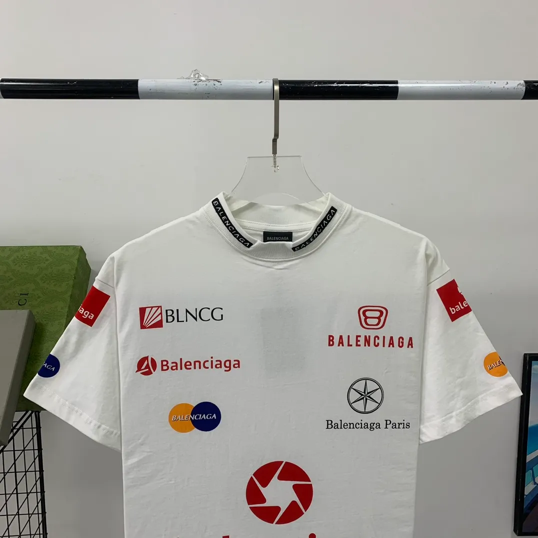 Top tested version Balenciaga new BLCG Balenciaga 2023 latest LOGO collection embroidery couple star same style short-sleeved T-shirt ⚠️Original purchase 8,900, fine cotton plain fabric, rib embroidery technology, high elastic glue printing, hole distressed effect, loose outline version, full set of accessories #worsted breathable cotton fabric Made of specific heavyweight 32S cotton jersey fabric, 230 grams in weight; with 32s+70D drawbar thread, 300g: 95/cotton*5% spandex double yarn rib. The worsted cotton material is light, thin and breathable, with a strong cotton feel on the hand and strong breathability and moisture absorption; the threads are woven into combed cotton fabric using a blending process, making the fabric very soft to the touch. The worsted cotton material is light and breathable, has a strong cotton feel on the hand, is breathable and hygroscopic; it is not easy to wrinkle and does not require special care. 32-needle high-end textile imported from the rib, 70D ultra-fine elastic stitching, nearly non-feeling stitching, comfortable and fit the body shape.  #Threads are decorated with classic brand letter embroidery. The hollow letter embroidery is very fine and dense, the hollow lines are clear and the embroidery surface has a strong three-dimensional effect. The linen material embroidery thread is combined with encrypted processing, and the embroidery body has a subtle matte visual texture.  #High-elastic glue printing process Full-width trademark printing pattern, multi-color paste treatment. Elastic glue printing uses a highly elastic adhesive. The film has good elasticity and a soft hand feel. In order to ensure that the outline of the printed pattern is clear, white paste is printed on the edge of the pattern. On the one hand, it can enhance the three-dimensional effect of the pattern. On the other hand, it can also fix the organizational structure of the fabric so that the warp and weft yarns of the fabric are not loose and have a certain tensile strength and tearing strength.  #Unique hole-in-the-dark effect. The heavy-duty pure cotton material is used in some parts and is deliberately treated to have the effect of wear and tear. The damaged distressing treatment greatly increases the interest of the clothing. While adding to the layering of the clothing, the artistic flavor of the clothing is also vividly displayed.  Classic loose H drop shoulder style, smooth ribbed round neck, inner back collar strip to prevent deformation, internal seams with elastic inserts to prevent shoulder seams from deforming after multiple washes; cuffs and hem are edged with specially machined double topstitching.  Size: XS-L Color: White P:310