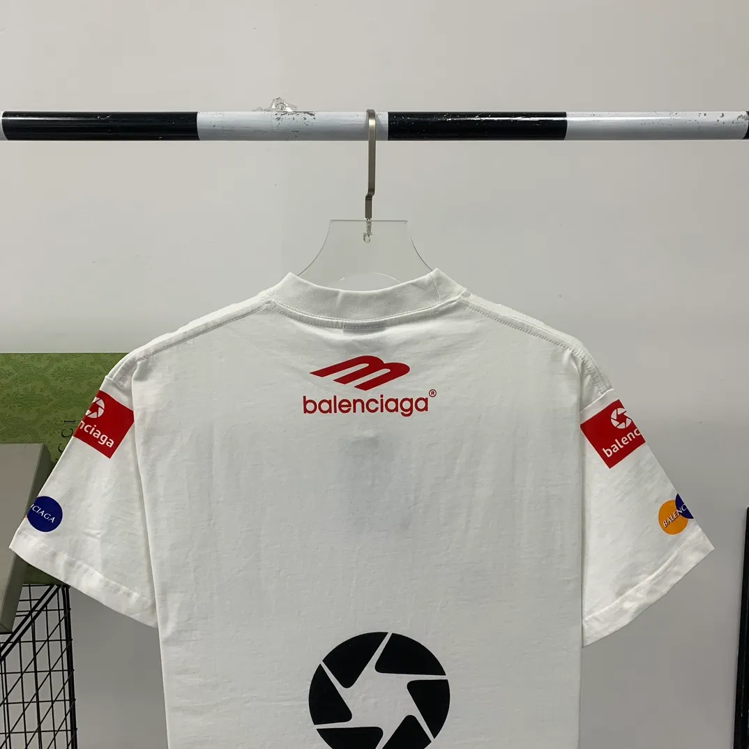 Top tested version Balenciaga new BLCG Balenciaga 2023 latest LOGO collection embroidery couple star same style short-sleeved T-shirt ⚠️Original purchase 8,900, fine cotton plain fabric, rib embroidery technology, high elastic glue printing, hole distressed effect, loose outline version, full set of accessories #worsted breathable cotton fabric Made of specific heavyweight 32S cotton jersey fabric, 230 grams in weight; with 32s+70D drawbar thread, 300g: 95/cotton*5% spandex double yarn rib. The worsted cotton material is light, thin and breathable, with a strong cotton feel on the hand and strong breathability and moisture absorption; the threads are woven into combed cotton fabric using a blending process, making the fabric very soft to the touch. The worsted cotton material is light and breathable, has a strong cotton feel on the hand, is breathable and hygroscopic; it is not easy to wrinkle and does not require special care. 32-needle high-end textile imported from the rib, 70D ultra-fine elastic stitching, nearly non-feeling stitching, comfortable and fit the body shape.  #Threads are decorated with classic brand letter embroidery. The hollow letter embroidery is very fine and dense, the hollow lines are clear and the embroidery surface has a strong three-dimensional effect. The linen material embroidery thread is combined with encrypted processing, and the embroidery body has a subtle matte visual texture.  #High-elastic glue printing process Full-width trademark printing pattern, multi-color paste treatment. Elastic glue printing uses a highly elastic adhesive. The film has good elasticity and a soft hand feel. In order to ensure that the outline of the printed pattern is clear, white paste is printed on the edge of the pattern. On the one hand, it can enhance the three-dimensional effect of the pattern. On the other hand, it can also fix the organizational structure of the fabric so that the warp and weft yarns of the fabric are not loose and have a certain tensile strength and tearing strength.  #Unique hole-in-the-dark effect. The heavy-duty pure cotton material is used in some parts and is deliberately treated to have the effect of wear and tear. The damaged distressing treatment greatly increases the interest of the clothing. While adding to the layering of the clothing, the artistic flavor of the clothing is also vividly displayed.  Classic loose H drop shoulder style, smooth ribbed round neck, inner back collar strip to prevent deformation, internal seams with elastic inserts to prevent shoulder seams from deforming after multiple washes; cuffs and hem are edged with specially machined double topstitching.  Size: XS-L Color: White P:310