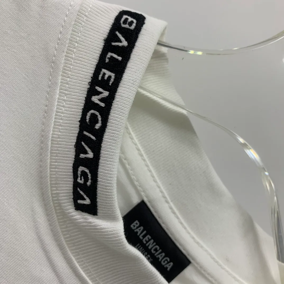 Top tested version Balenciaga new BLCG Balenciaga 2023 latest LOGO collection embroidery couple star same style short-sleeved T-shirt ⚠️Original purchase 8,900, fine cotton plain fabric, rib embroidery technology, high elastic glue printing, hole distressed effect, loose outline version, full set of accessories #worsted breathable cotton fabric Made of specific heavyweight 32S cotton jersey fabric, 230 grams in weight; with 32s+70D drawbar thread, 300g: 95/cotton*5% spandex double yarn rib. The worsted cotton material is light, thin and breathable, with a strong cotton feel on the hand and strong breathability and moisture absorption; the threads are woven into combed cotton fabric using a blending process, making the fabric very soft to the touch. The worsted cotton material is light and breathable, has a strong cotton feel on the hand, is breathable and hygroscopic; it is not easy to wrinkle and does not require special care. 32-needle high-end textile imported from the rib, 70D ultra-fine elastic stitching, nearly non-feeling stitching, comfortable and fit the body shape.  #Threads are decorated with classic brand letter embroidery. The hollow letter embroidery is very fine and dense, the hollow lines are clear and the embroidery surface has a strong three-dimensional effect. The linen material embroidery thread is combined with encrypted processing, and the embroidery body has a subtle matte visual texture.  #High-elastic glue printing process Full-width trademark printing pattern, multi-color paste treatment. Elastic glue printing uses a highly elastic adhesive. The film has good elasticity and a soft hand feel. In order to ensure that the outline of the printed pattern is clear, white paste is printed on the edge of the pattern. On the one hand, it can enhance the three-dimensional effect of the pattern. On the other hand, it can also fix the organizational structure of the fabric so that the warp and weft yarns of the fabric are not loose and have a certain tensile strength and tearing strength.  #Unique hole-in-the-dark effect. The heavy-duty pure cotton material is used in some parts and is deliberately treated to have the effect of wear and tear. The damaged distressing treatment greatly increases the interest of the clothing. While adding to the layering of the clothing, the artistic flavor of the clothing is also vividly displayed.  Classic loose H drop shoulder style, smooth ribbed round neck, inner back collar strip to prevent deformation, internal seams with elastic inserts to prevent shoulder seams from deforming after multiple washes; cuffs and hem are edged with specially machined double topstitching.  Size: XS-L Color: White P:310