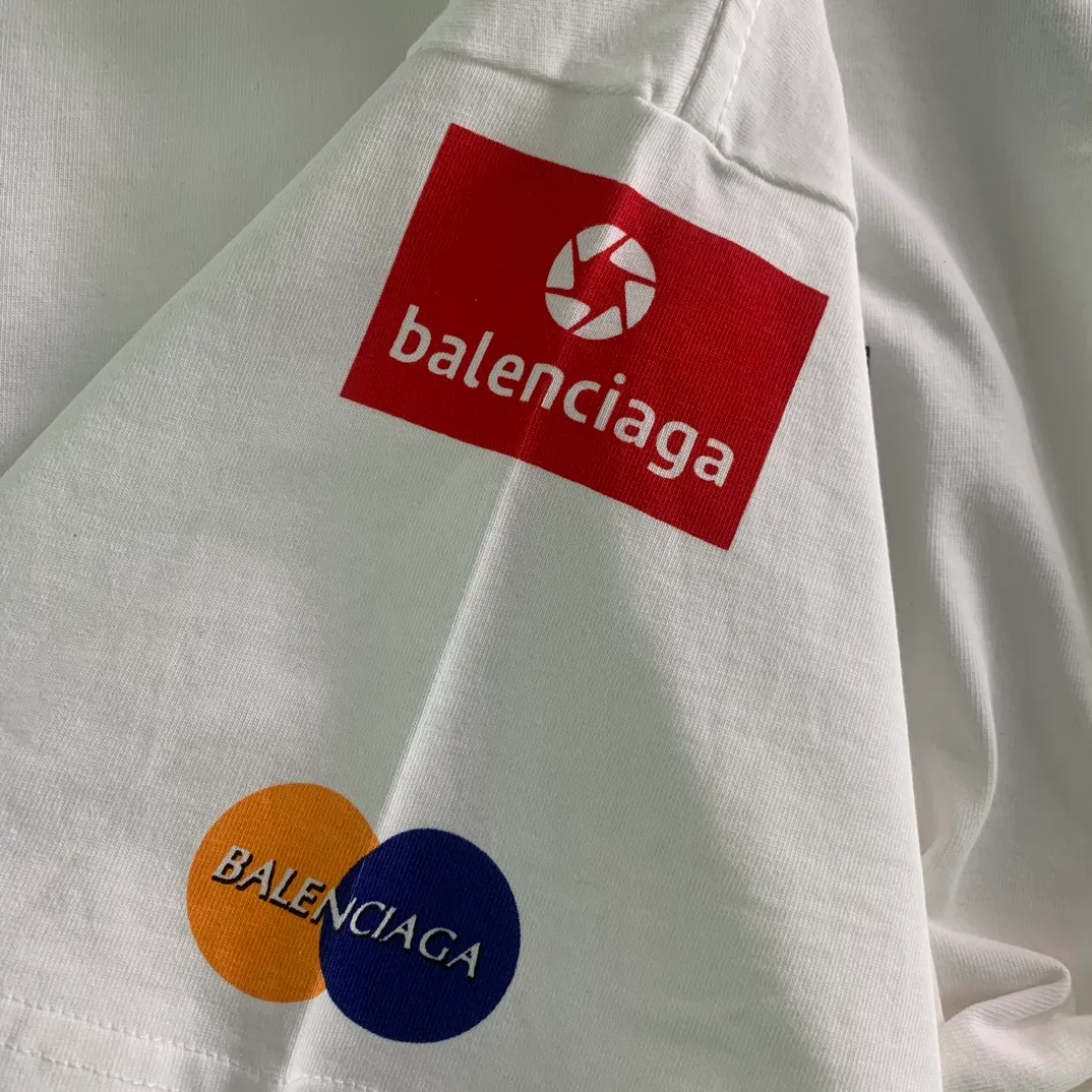 Top tested version Balenciaga new BLCG Balenciaga 2023 latest LOGO collection embroidery couple star same style short-sleeved T-shirt ⚠️Original purchase 8,900, fine cotton plain fabric, rib embroidery technology, high elastic glue printing, hole distressed effect, loose outline version, full set of accessories #worsted breathable cotton fabric Made of specific heavyweight 32S cotton jersey fabric, 230 grams in weight; with 32s+70D drawbar thread, 300g: 95/cotton*5% spandex double yarn rib. The worsted cotton material is light, thin and breathable, with a strong cotton feel on the hand and strong breathability and moisture absorption; the threads are woven into combed cotton fabric using a blending process, making the fabric very soft to the touch. The worsted cotton material is light and breathable, has a strong cotton feel on the hand, is breathable and hygroscopic; it is not easy to wrinkle and does not require special care. 32-needle high-end textile imported from the rib, 70D ultra-fine elastic stitching, nearly non-feeling stitching, comfortable and fit the body shape.  #Threads are decorated with classic brand letter embroidery. The hollow letter embroidery is very fine and dense, the hollow lines are clear and the embroidery surface has a strong three-dimensional effect. The linen material embroidery thread is combined with encrypted processing, and the embroidery body has a subtle matte visual texture.  #High-elastic glue printing process Full-width trademark printing pattern, multi-color paste treatment. Elastic glue printing uses a highly elastic adhesive. The film has good elasticity and a soft hand feel. In order to ensure that the outline of the printed pattern is clear, white paste is printed on the edge of the pattern. On the one hand, it can enhance the three-dimensional effect of the pattern. On the other hand, it can also fix the organizational structure of the fabric so that the warp and weft yarns of the fabric are not loose and have a certain tensile strength and tearing strength.  #Unique hole-in-the-dark effect. The heavy-duty pure cotton material is used in some parts and is deliberately treated to have the effect of wear and tear. The damaged distressing treatment greatly increases the interest of the clothing. While adding to the layering of the clothing, the artistic flavor of the clothing is also vividly displayed.  Classic loose H drop shoulder style, smooth ribbed round neck, inner back collar strip to prevent deformation, internal seams with elastic inserts to prevent shoulder seams from deforming after multiple washes; cuffs and hem are edged with specially machined double topstitching.  Size: XS-L Color: White P:310