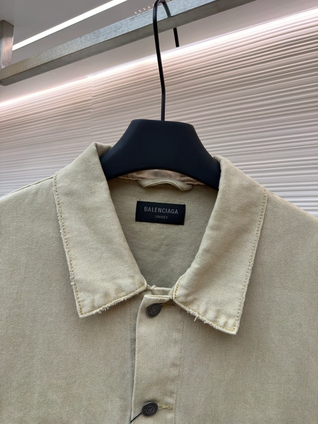 Balenciaga embroidered denim jacket ●Original version: Purchased and developed for 16500 ●Item number: 1681940-B45 ●Material: denim fabric ●Technology: embroidery production ●Color: khaki ●Version: Loose version ●Weight: about 1120 grams ●Size: 1-2-3-4 ●Description: Customized cotton rhyme thick denim material, high-quality texture, comfortable and skin-friendly, classic denim meets earth tones A light golden brown emerges when the light flows, with a lazy warm tone. The single row of matte copper buttons on the front panel creates a collision of cold and warm with the color system. It is low-key but intriguing. The Balenciaga logo on the back panel highlights the brand style. It is highly recognizable. A unique interpretation of art and taste. It is paired with a polished and deliberately distressed design. Imperfect detail aesthetics, with a retro edge, allowing the wearer to become a walking retro narrator using imported machine embroidery technology. Use advanced computer control systems and precision mechanical components to realize Balenciaga logo embroidery operations with high precision. The lines are smooth and delicate. Edge grinding technology uses physical friction and manual polishing to create a natural wear effect on the edges. It imitates the worn texture caused by long-term wearing. To achieve a rough retro style, multiple horses are used to rub sand and use high-pressure spray guns to rub in specific parts to achieve a local gradient effect. Then use frosting technology to create a unique texture pattern. The workmanship is extremely complex. It takes time and effort. The overall wiring is straight and delicate, the fabric is comfortable and soft, and the color is consistent without color difference. It can be matched with the same style to create a fashionable look and control various occasions. Customized accessories, complete with three standards, same style for men and women!