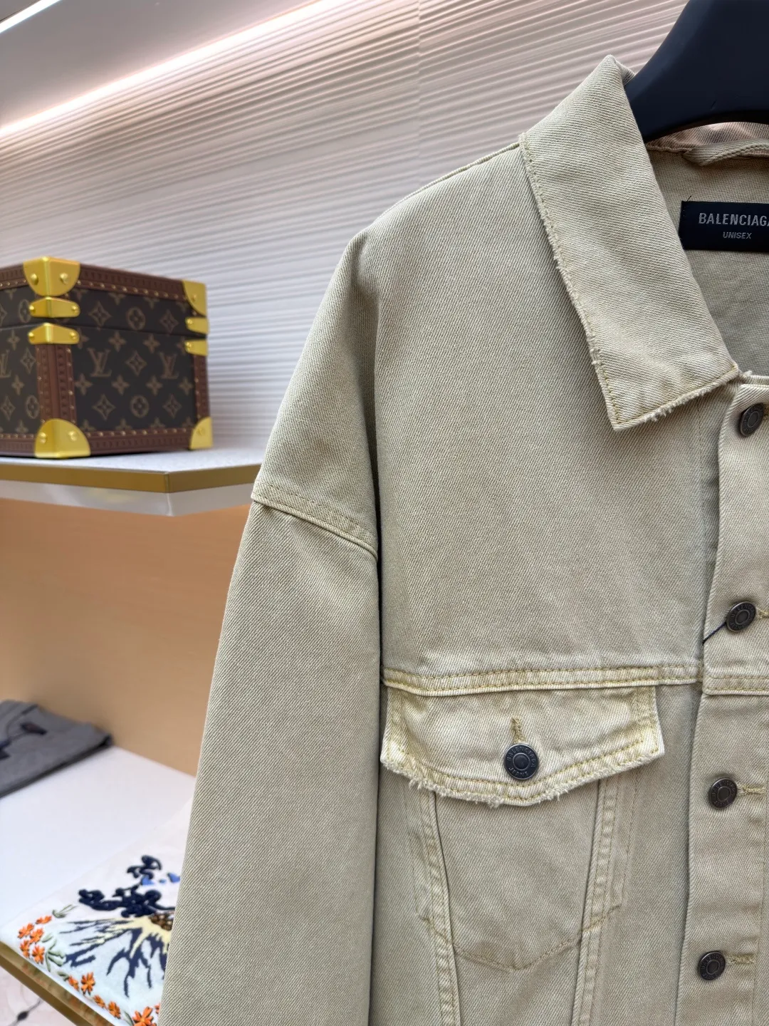 Balenciaga embroidered denim jacket ●Original version: Purchased and developed for 16500 ●Item number: 1681940-B45 ●Material: denim fabric ●Technology: embroidery production ●Color: khaki ●Version: Loose version ●Weight: about 1120 grams ●Size: 1-2-3-4 ●Description: Customized cotton rhyme thick denim material, high-quality texture, comfortable and skin-friendly, classic denim meets earth tones A light golden brown emerges when the light flows, with a lazy warm tone. The single row of matte copper buttons on the front panel creates a collision of cold and warm with the color system. It is low-key but intriguing. The Balenciaga logo on the back panel highlights the brand style. It is highly recognizable. A unique interpretation of art and taste. It is paired with a polished and deliberately distressed design. Imperfect detail aesthetics, with a retro edge, allowing the wearer to become a walking retro narrator using imported machine embroidery technology. Use advanced computer control systems and precision mechanical components to realize Balenciaga logo embroidery operations with high precision. The lines are smooth and delicate. Edge grinding technology uses physical friction and manual polishing to create a natural wear effect on the edges. It imitates the worn texture caused by long-term wearing. To achieve a rough retro style, multiple horses are used to rub sand and use high-pressure spray guns to rub in specific parts to achieve a local gradient effect. Then use frosting technology to create a unique texture pattern. The workmanship is extremely complex. It takes time and effort. The overall wiring is straight and delicate, the fabric is comfortable and soft, and the color is consistent without color difference. It can be matched with the same style to create a fashionable look and control various occasions. Customized accessories, complete with three standards, same style for men and women!